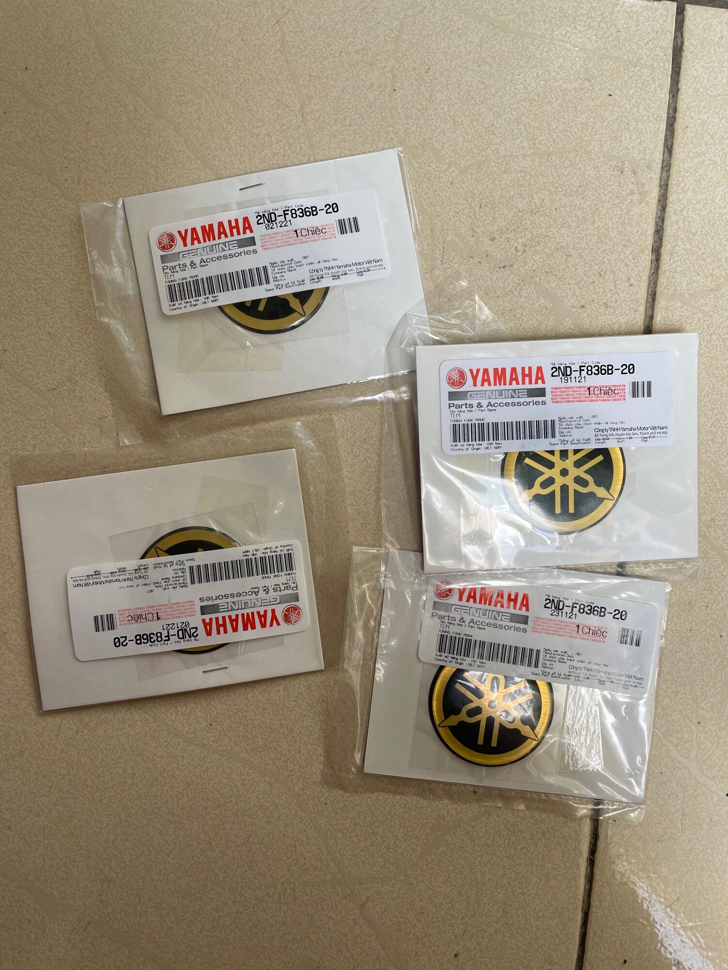 Tem yamaha logo chữ vàng edition