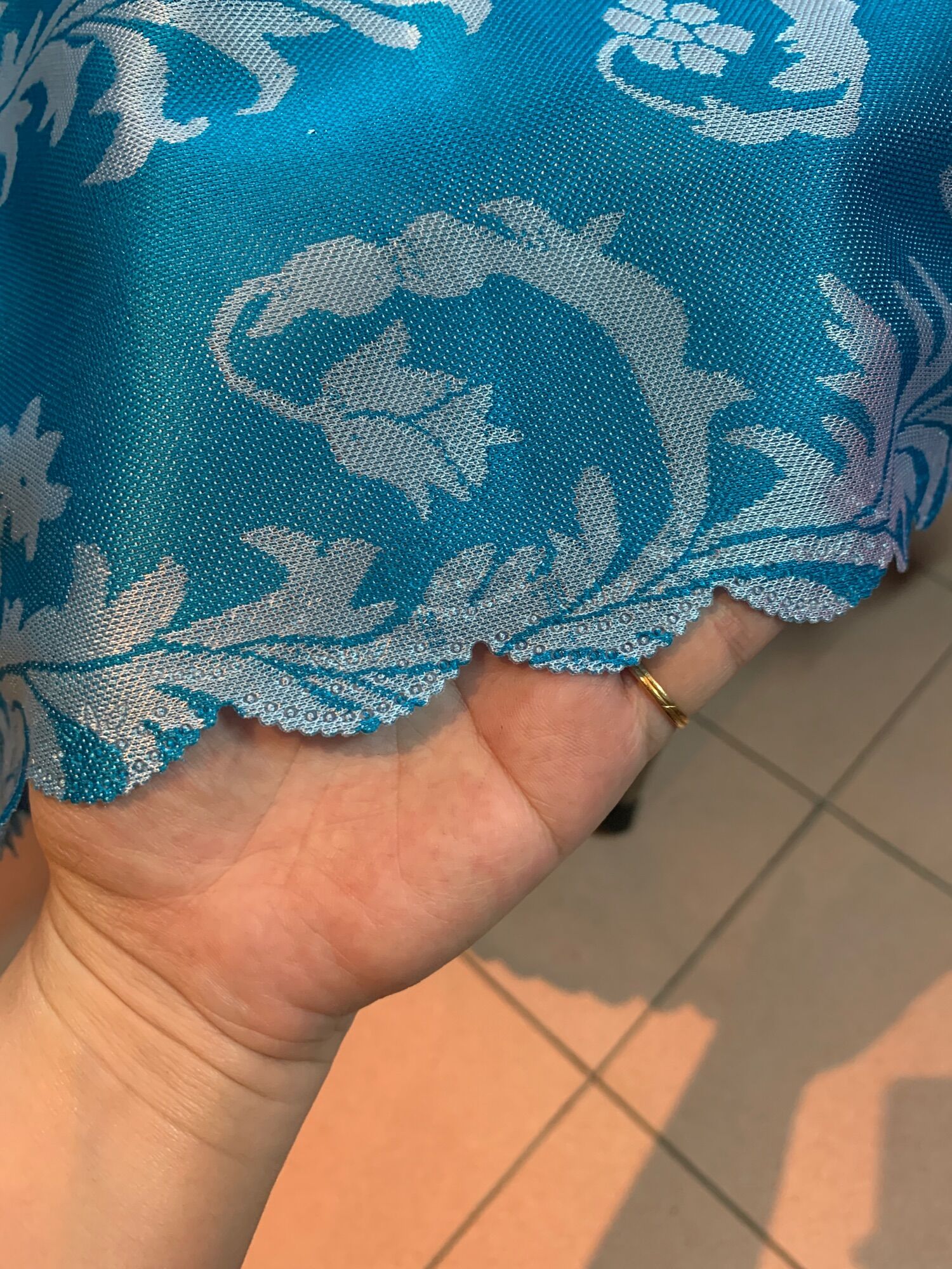Khăn trải bàn tròn vải gấm hoa in nổi