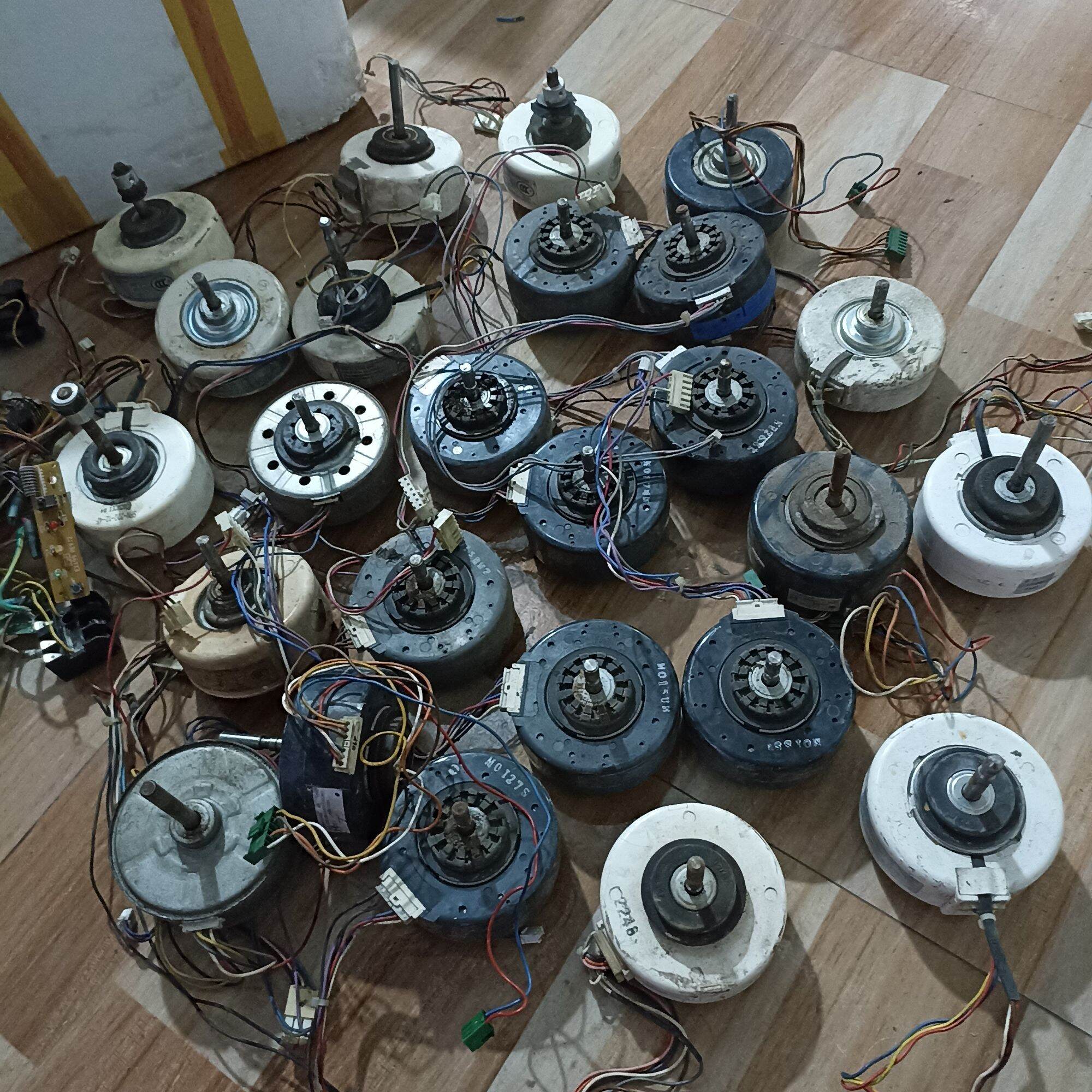 Motor quạt lạnh điều hoà máy lạnh tháo máy chọn ngẫu nhiên 110k/c