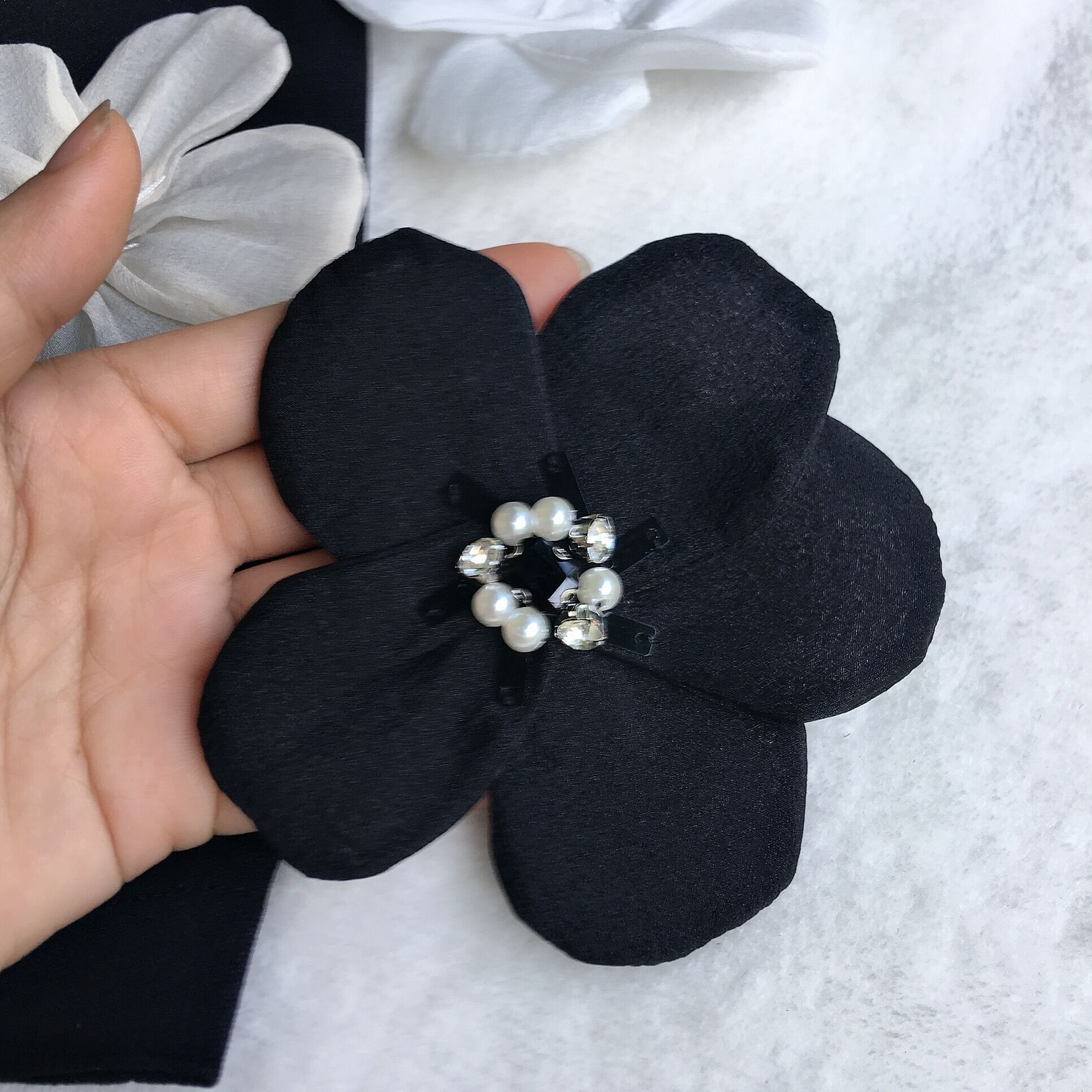 1 hoa trang trí có đính đá size tầm 8cm