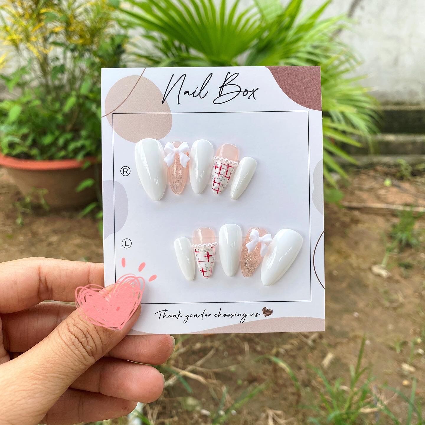 Móng úp giả gắn charm thỏ và đính nơ