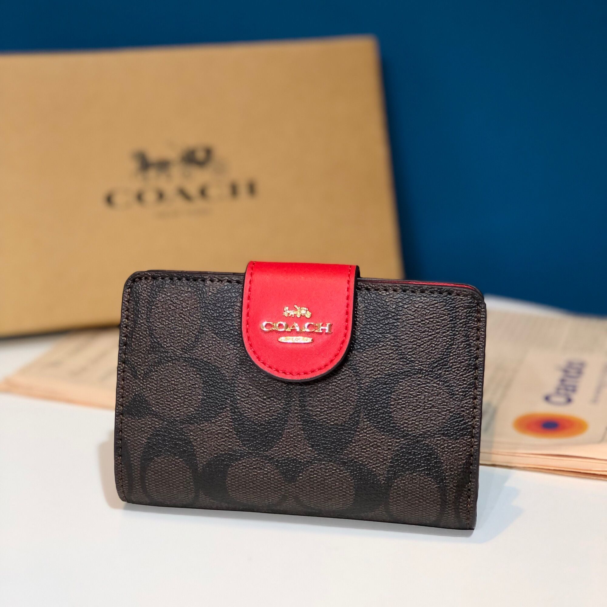 Ví Coach nắp gập tròn logo