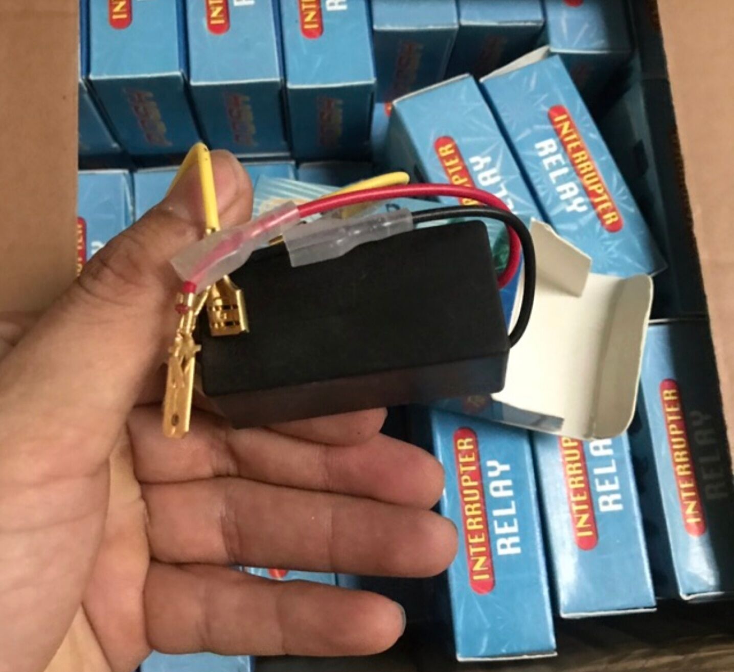 0Chíp nhại còi xe máy kêu dồn dập
