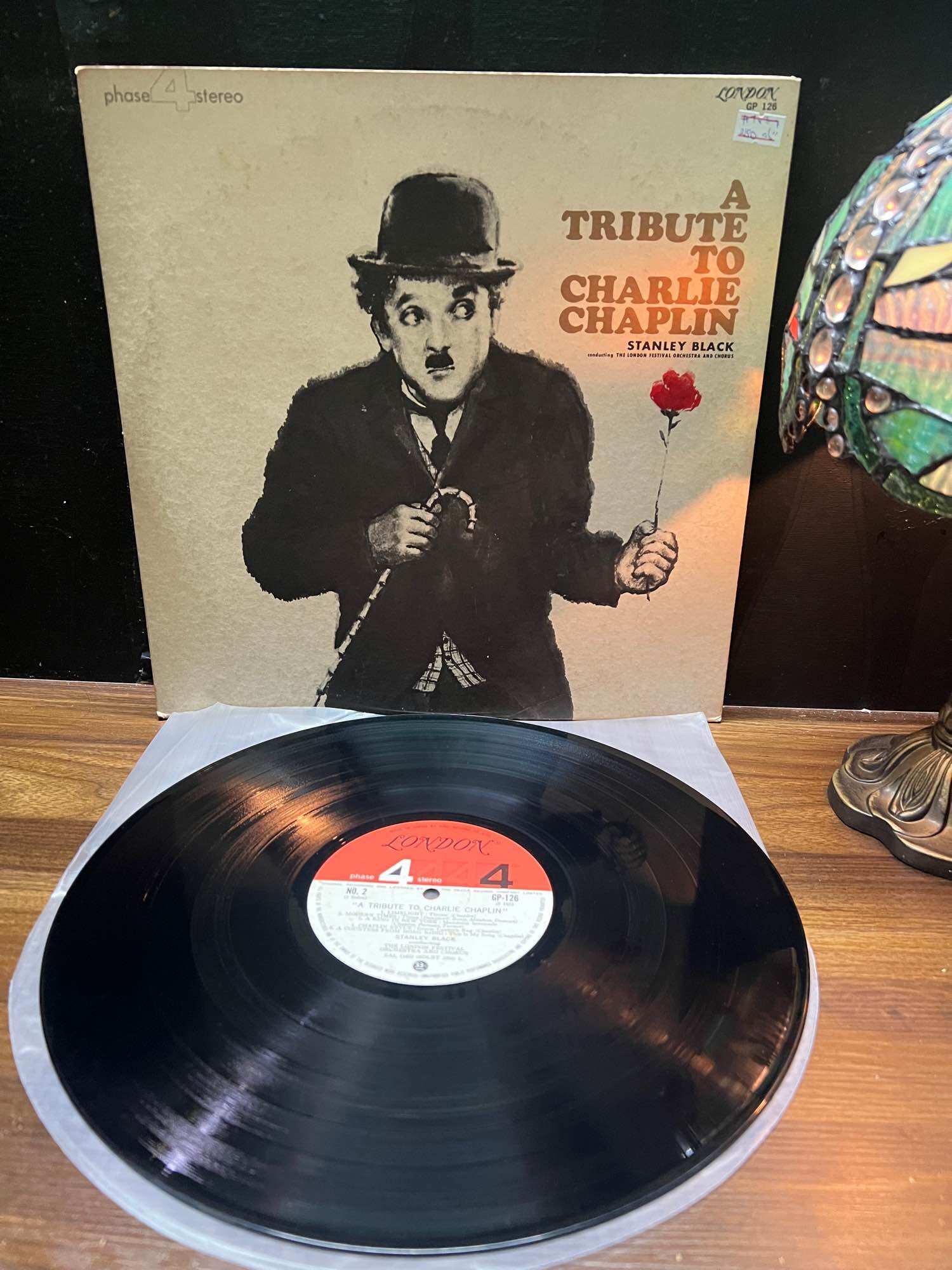 Đĩa than vinyl nhạc phim Sạc - Lô : của Stanley Black chỉ huy Dàn nhạc và Hợp xướng London Festival.
Album : "A Tribute to Charlie Chaplin".
