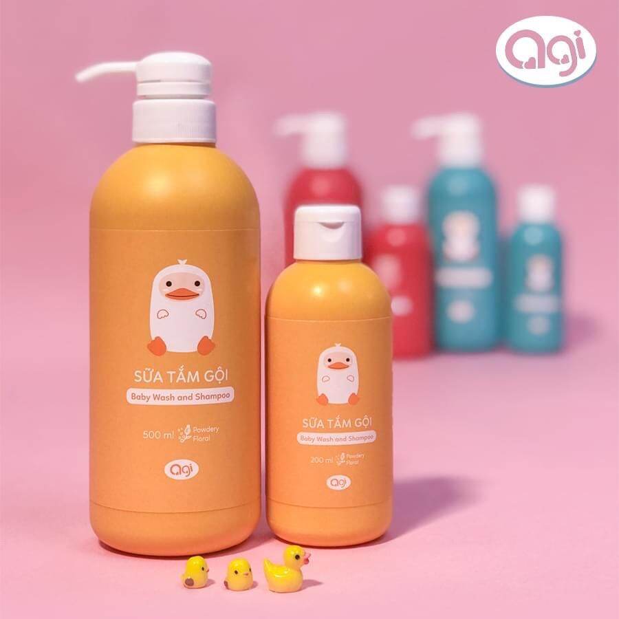 Sữa tắm gội Agi 500ml màu vàng với hương phấn thơm diệu nhẹ an toàn dành cho bé