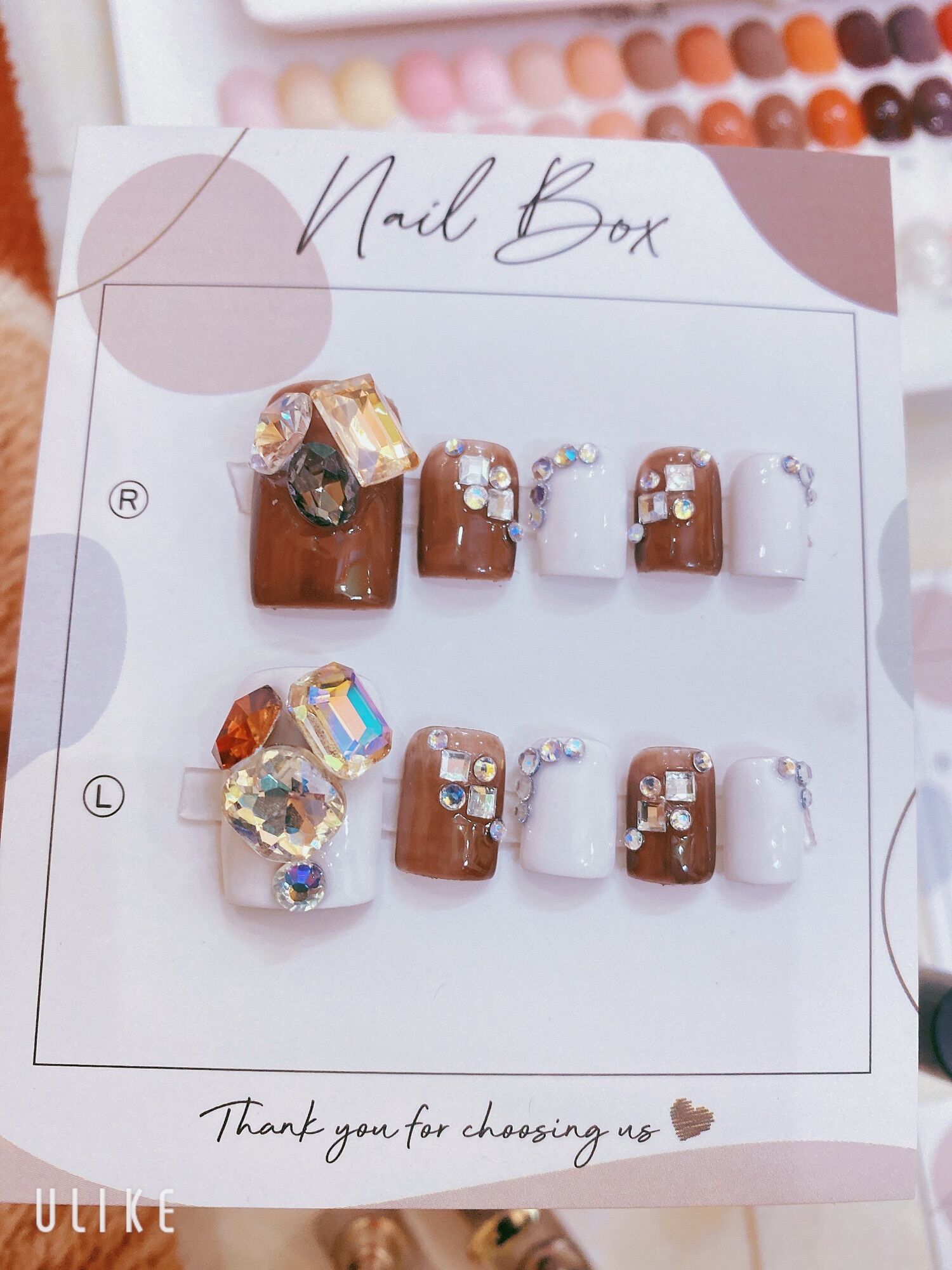 Nail box chân nâu trắng đính đá khối