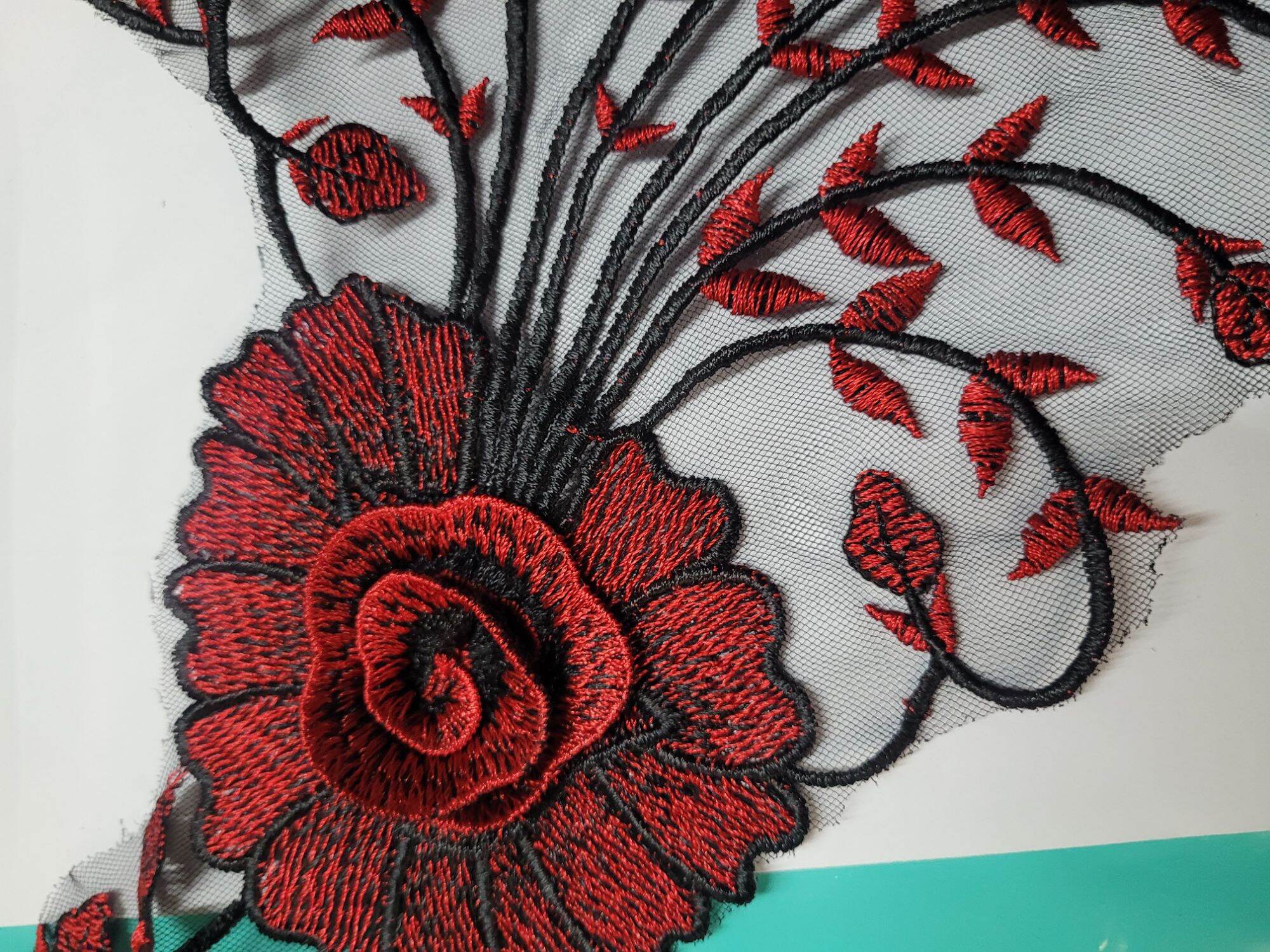 Ren cổ thêu hoa nổi