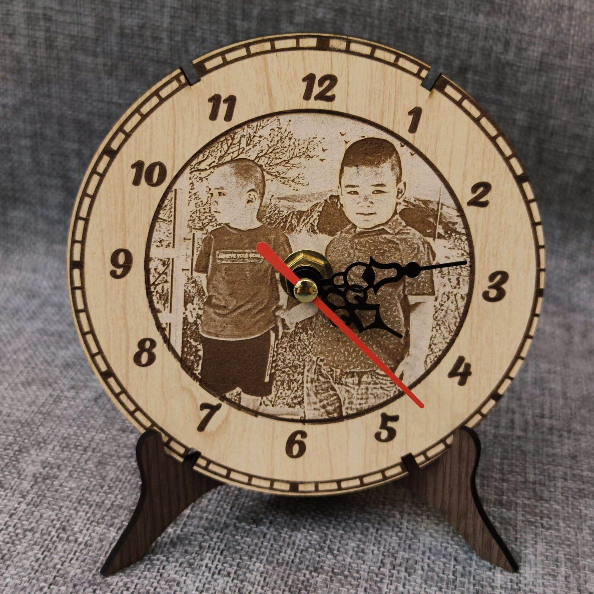 Đồng hồ gỗ handmade khắc hình theo yêu cầu - quà tặng handmade