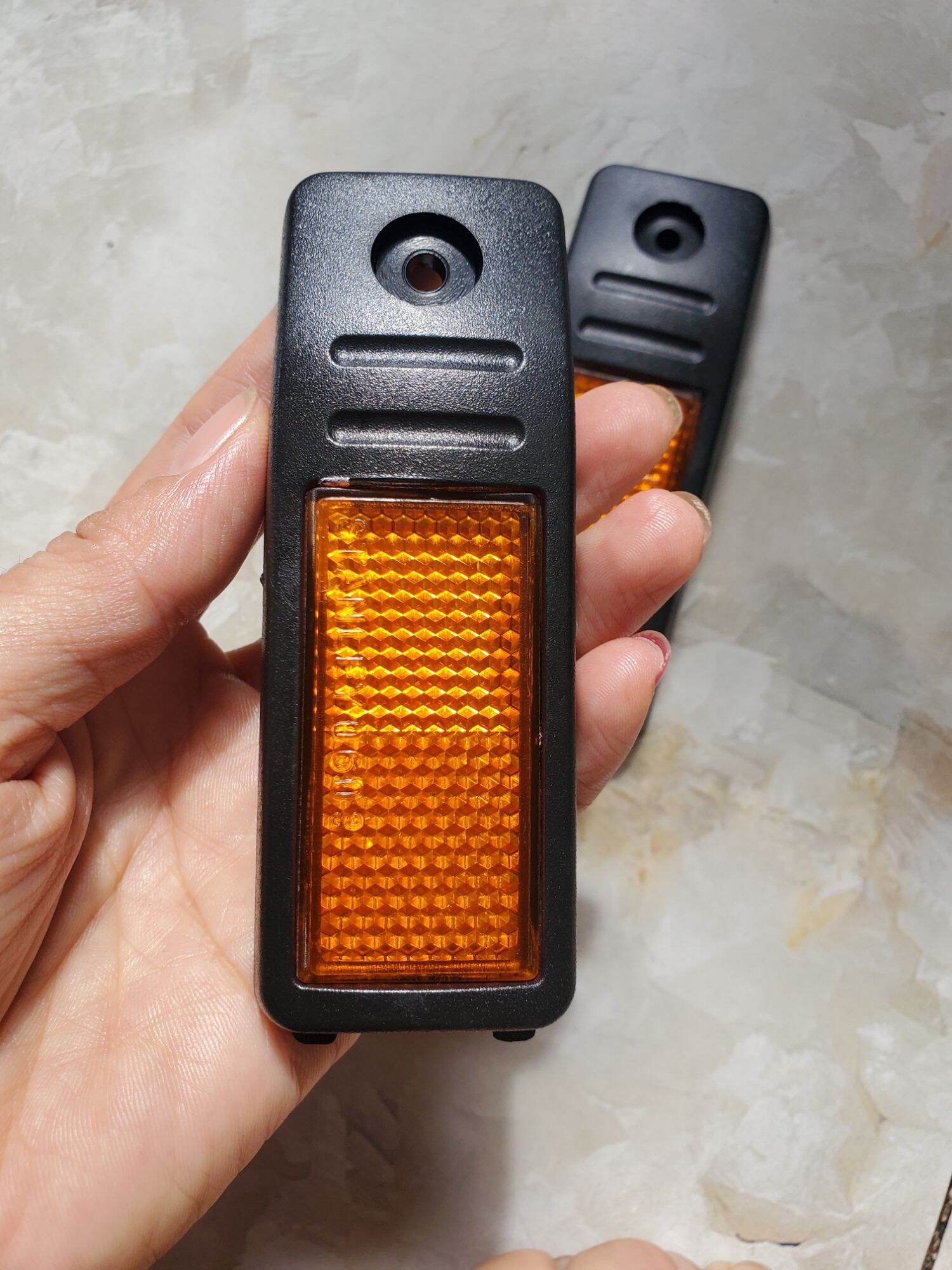 Cặp mắt mèo phản quang xe Dream lùn.