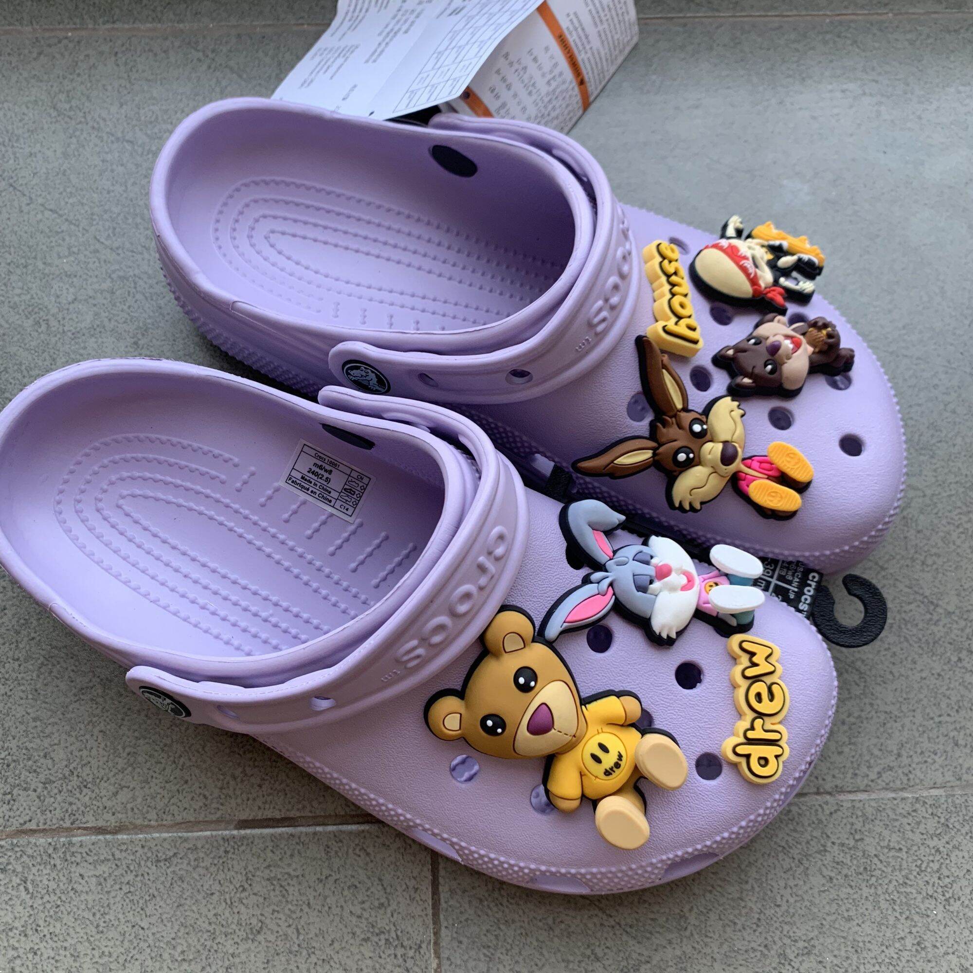 Dép sục crocs có gắn jibits đẹp. sục gắn hình,crocs ninh, dép thời trang