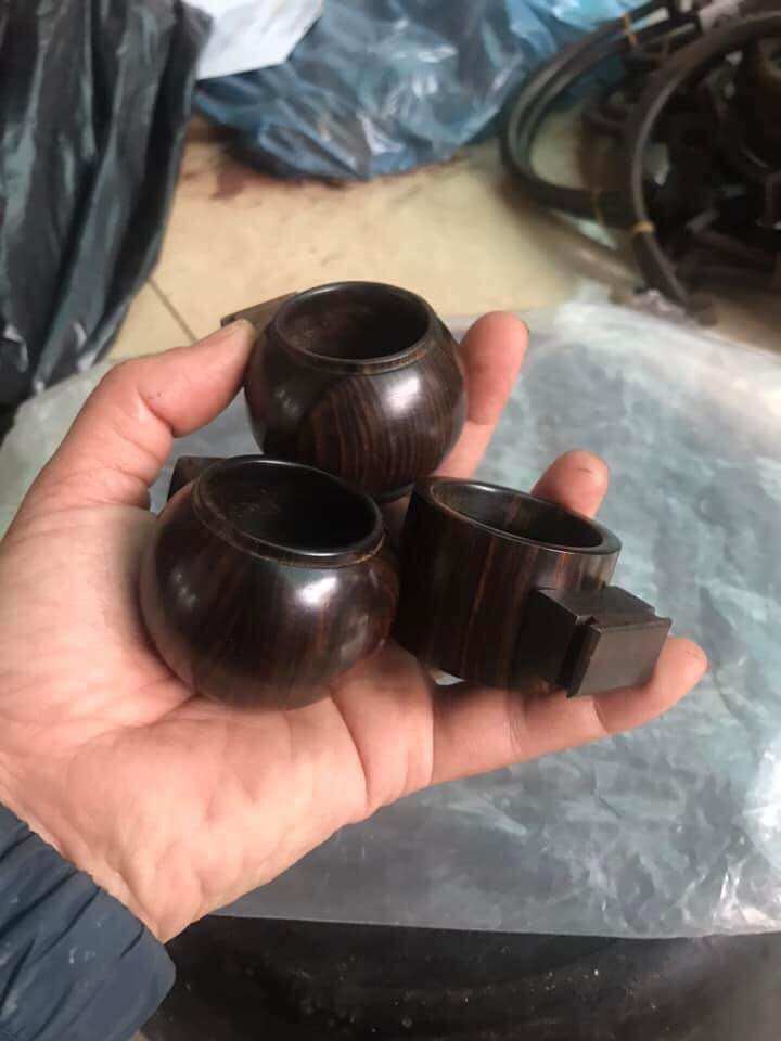Cóng mun đựng thức ăn, nước cho chim chào mào