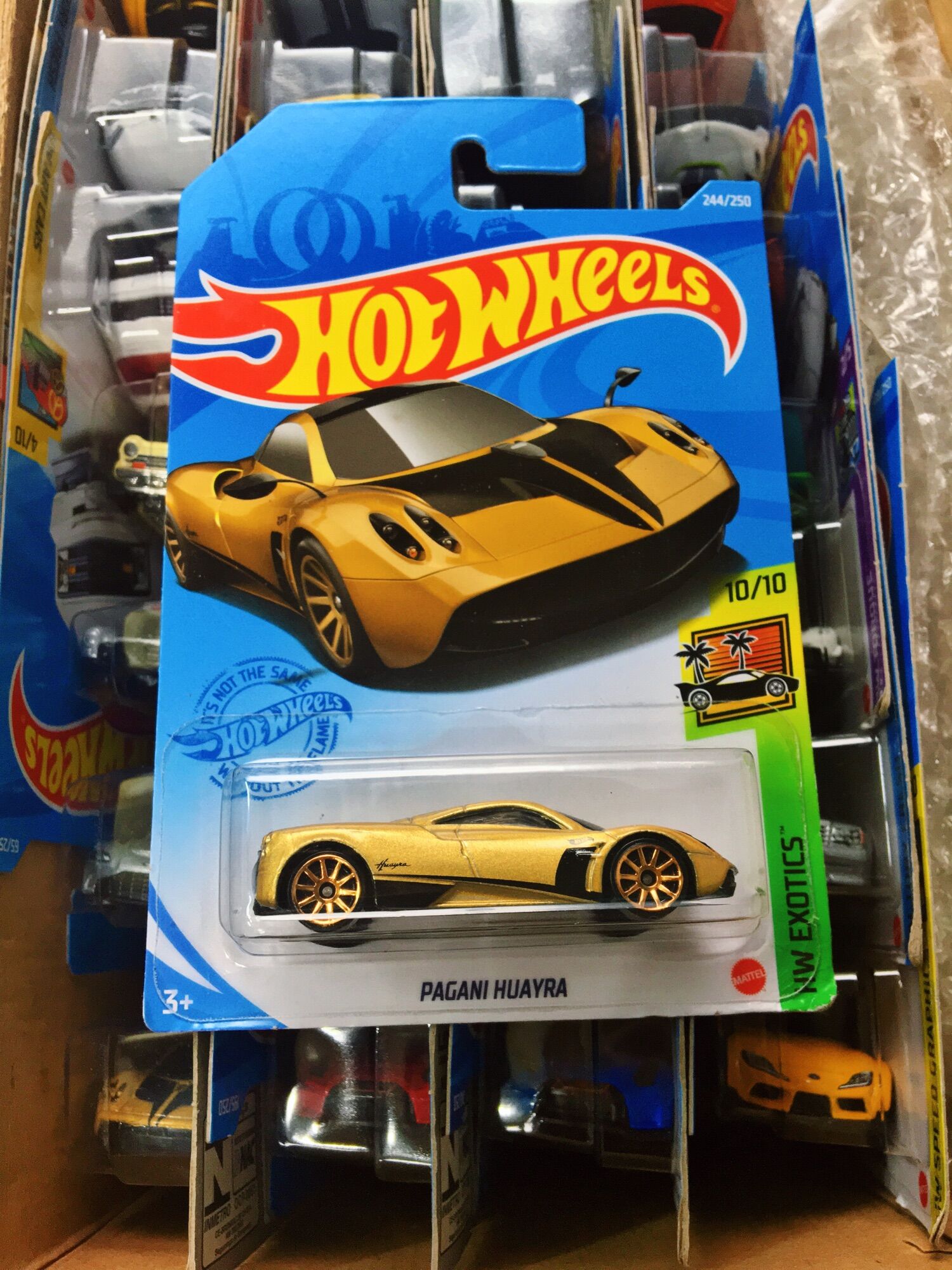 Xe mô hình hot wheels tỉ lệ 1:64 "pagani huayra "
