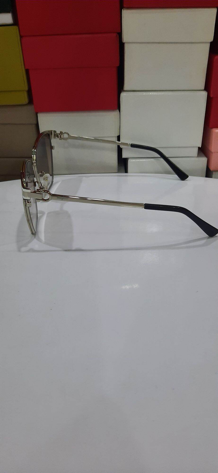 Kính si hiệu Ferragamo