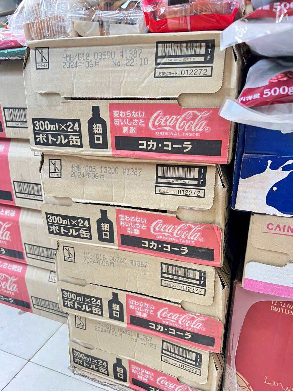 Coca Cola Original Taste 300ml x 24 Chai Nắp Vặn Của Nhật - Date 06 2024