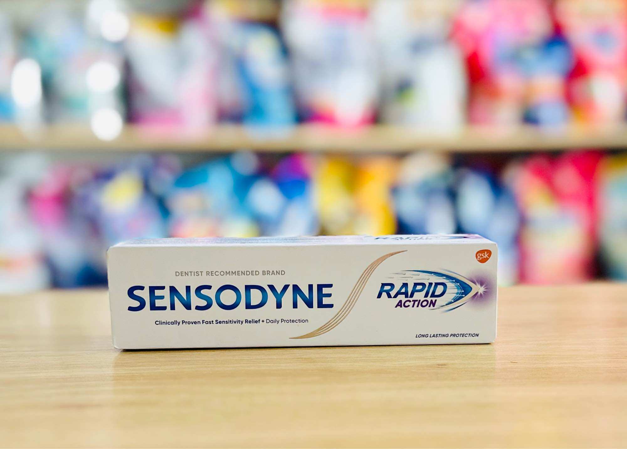Kem đánh răng Sensodyne Rapid Action Whitening - Chống ê buốt 100g