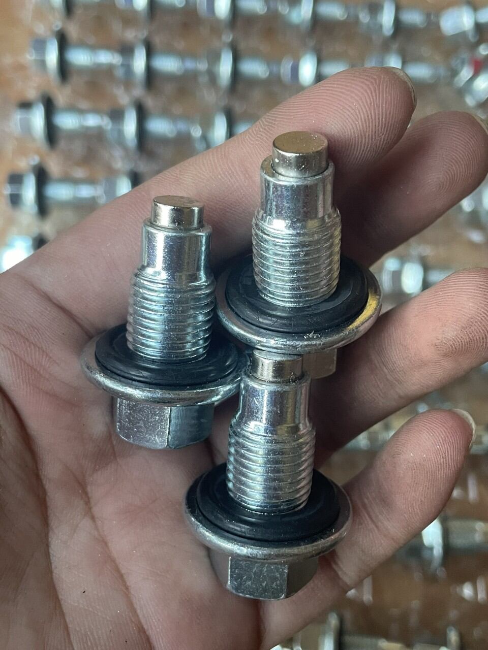 Bulong ốc xả nhớt xe Ford đầu có bam châm hút mạt sắt