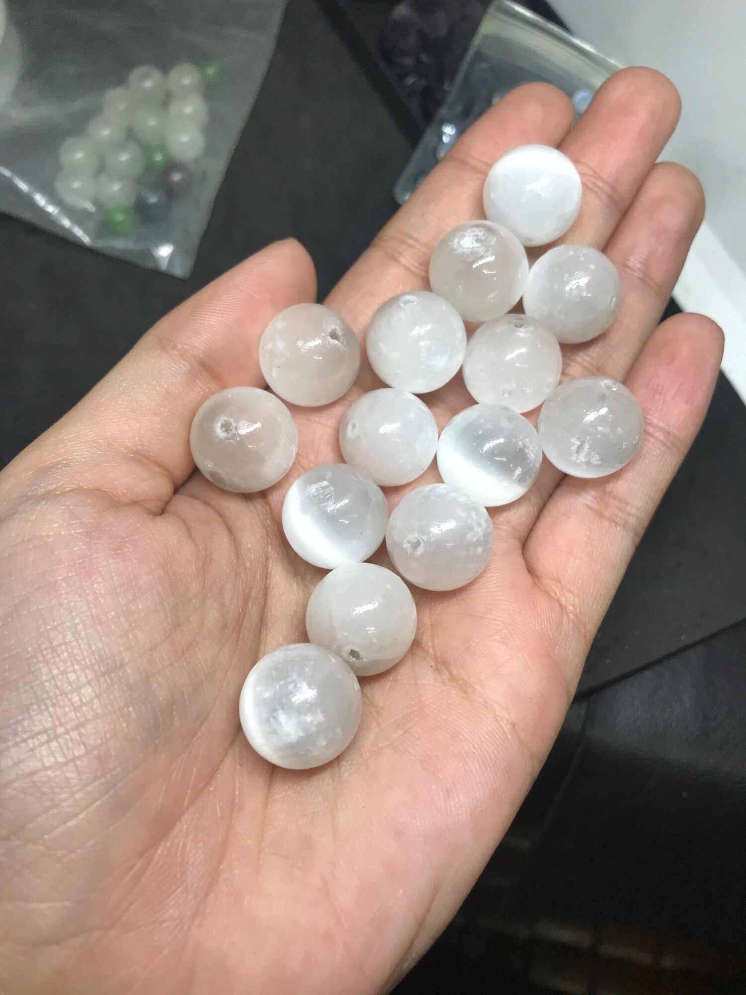 Hạt đá Selenite mài tròn xỏ lỗ size 12-14mm