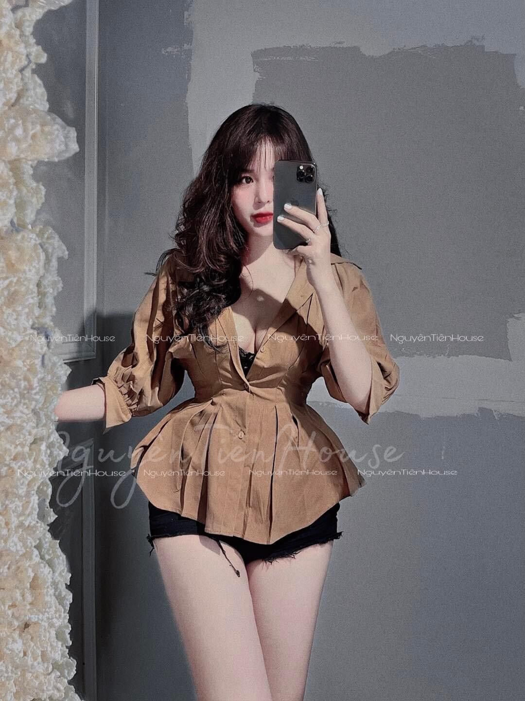 Áo sơ mi xếp ly eo màu nâu xinh đẹp