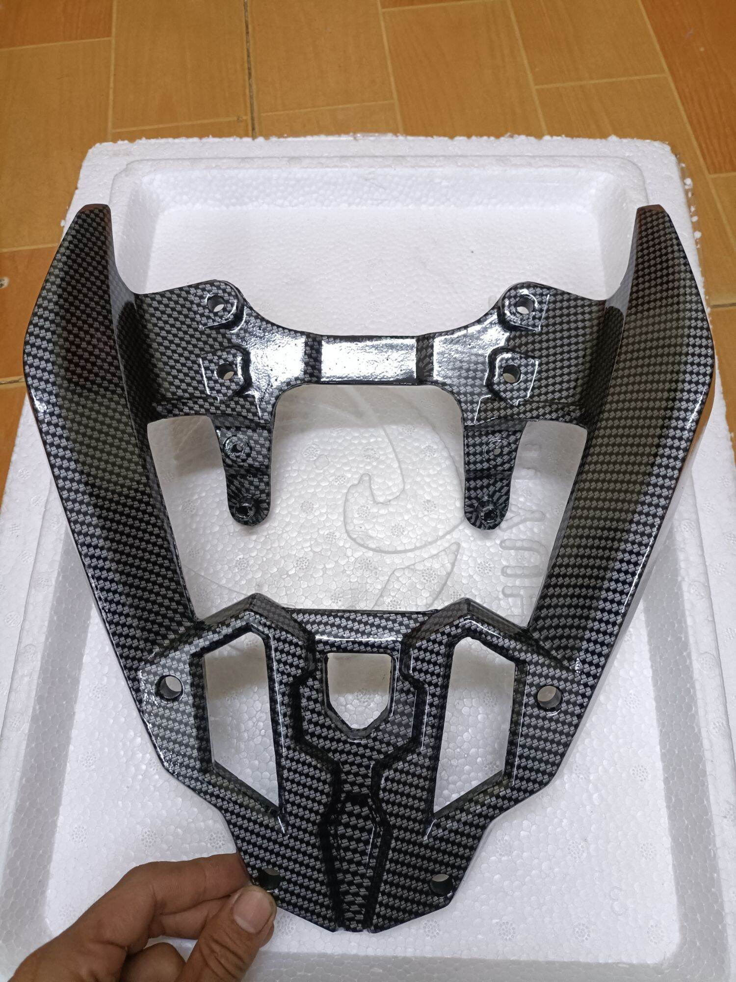 Cảng sau Winner X kiểu rocket robot cacbon