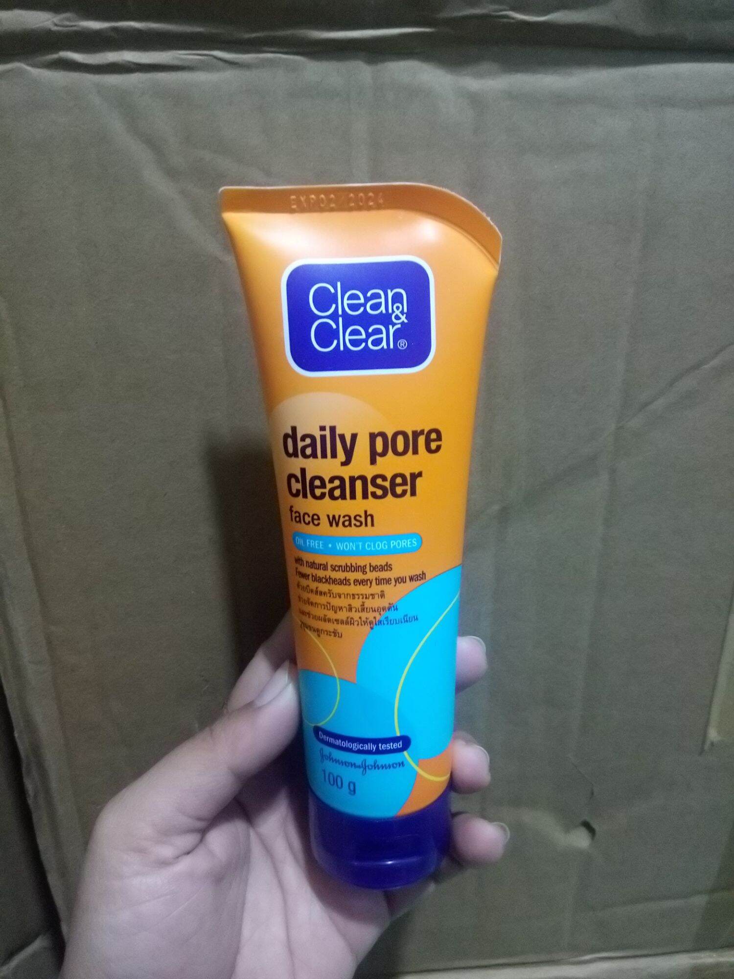 [Mẫu mới]Sữa rửa mặt Clean Clear có hạt massage 100g