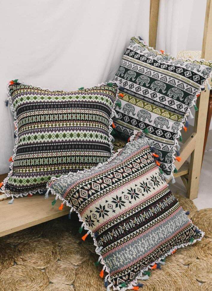 vỏ gối thổ cẩm . kích thước 45-45 để tôn thêm sự ấm áp đậm đà bản sắc dân tộc bên e sẵn vỏ gối thổ cẩm cho khách ạ sỉ lẻ số lượng lớn ib kết bạn 0988582436 e gửi mẫu khách chọn ạ có rất nhiều màu sắc