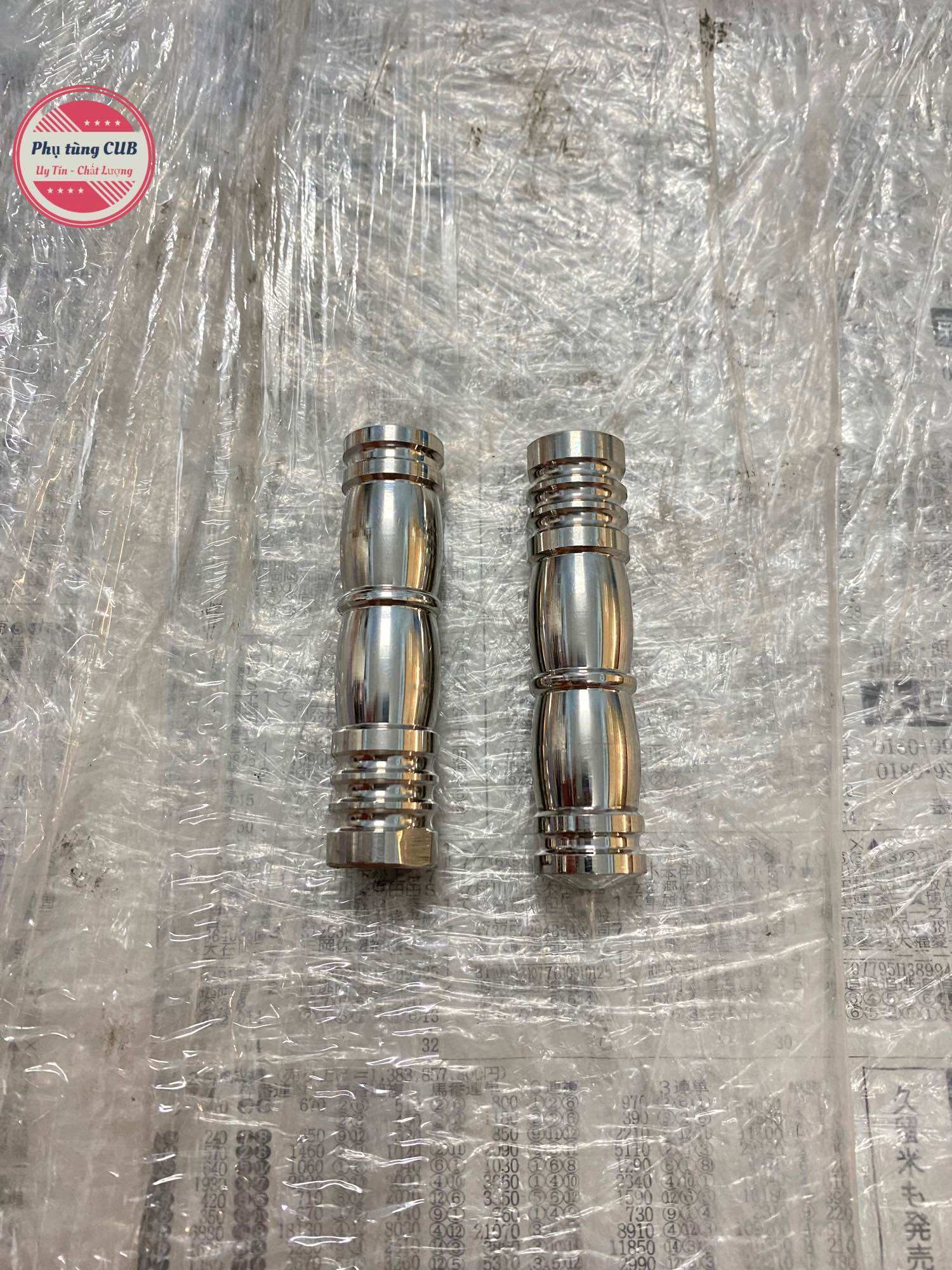 Gác chân vặn bắt vào ốc phuộc sau xe cub bằng inox