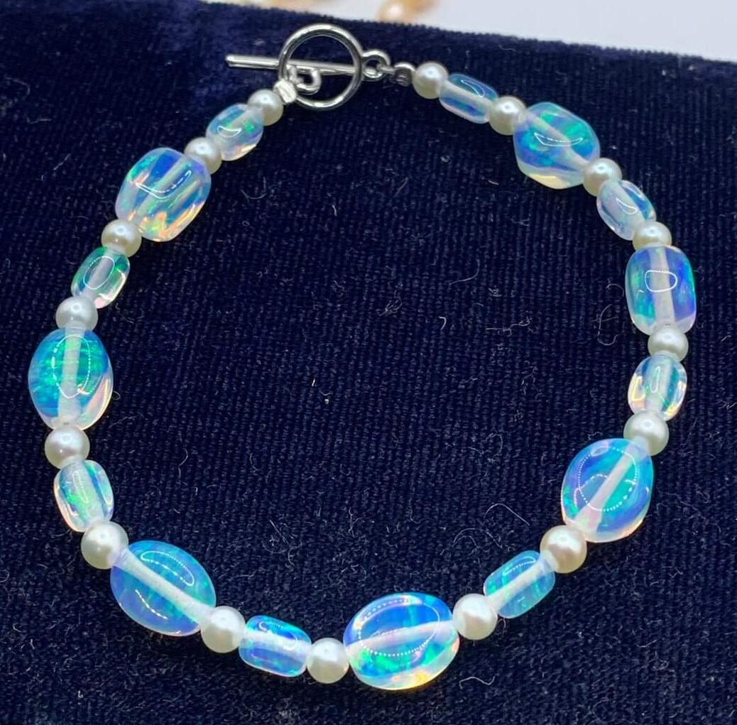 VÒNG TAY ĐÁ OPAL PHỐI AKOYA KHÓA VÀNG K10 CHẤT NHƯ NƯỚC CẤT, ĐÁNH LỬA VÔ CÙNG, VÒNG TAY HIẾM - ĐỘC. ĐÁ OPAL RỰC LỬA, PHỐI VỚI NHỮNG VIÊN TRAI AKOYA NHÍ. KHÓA VÒNG TAY LÀ VÀNG TRẮNG K10