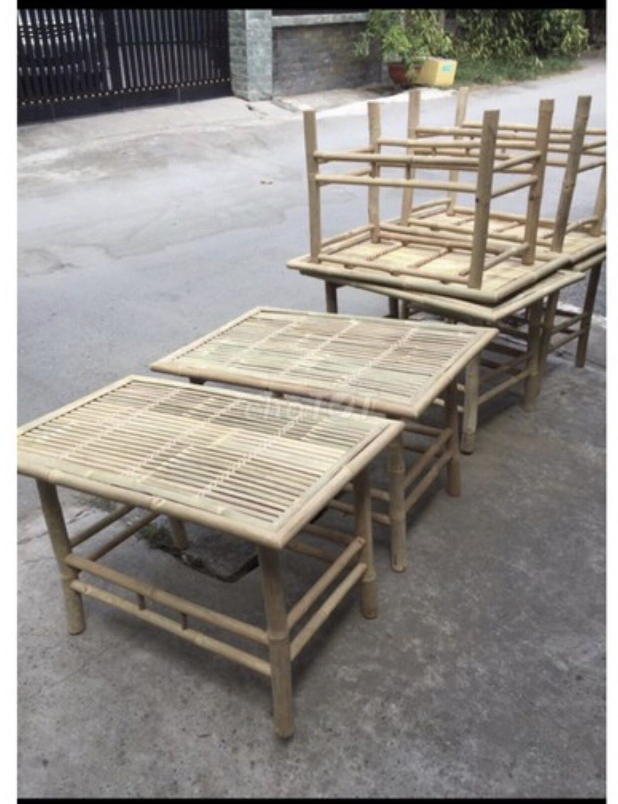 Bàn tre chân đứng cố định