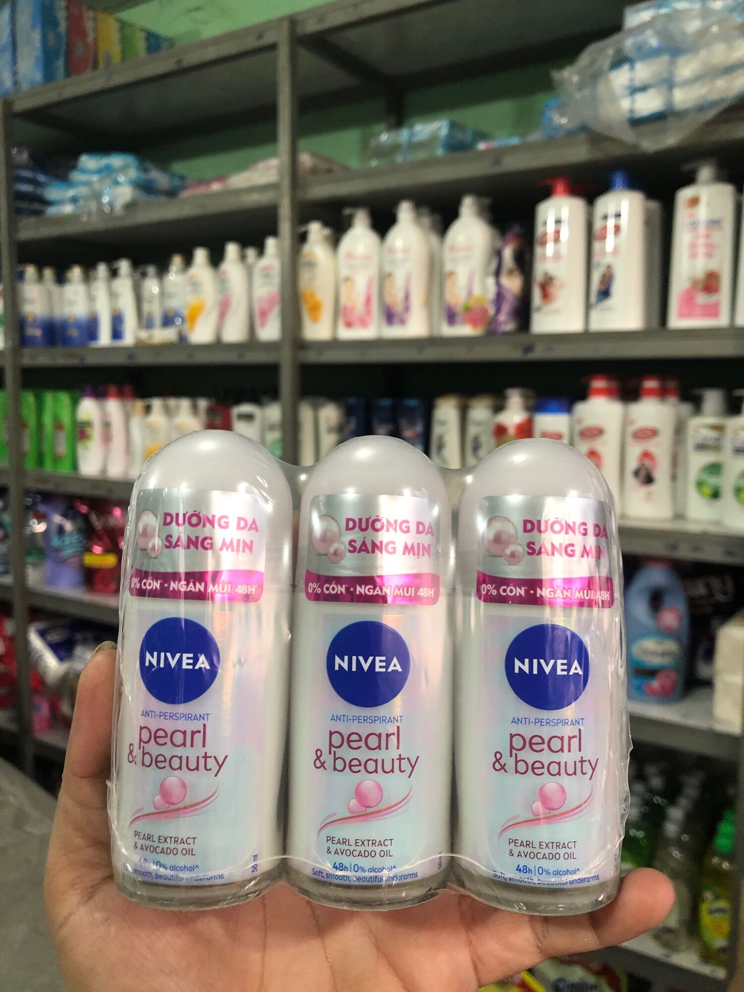 Lăn khử mùi trắng da Nivea Ngọc trai chai 50 mL
