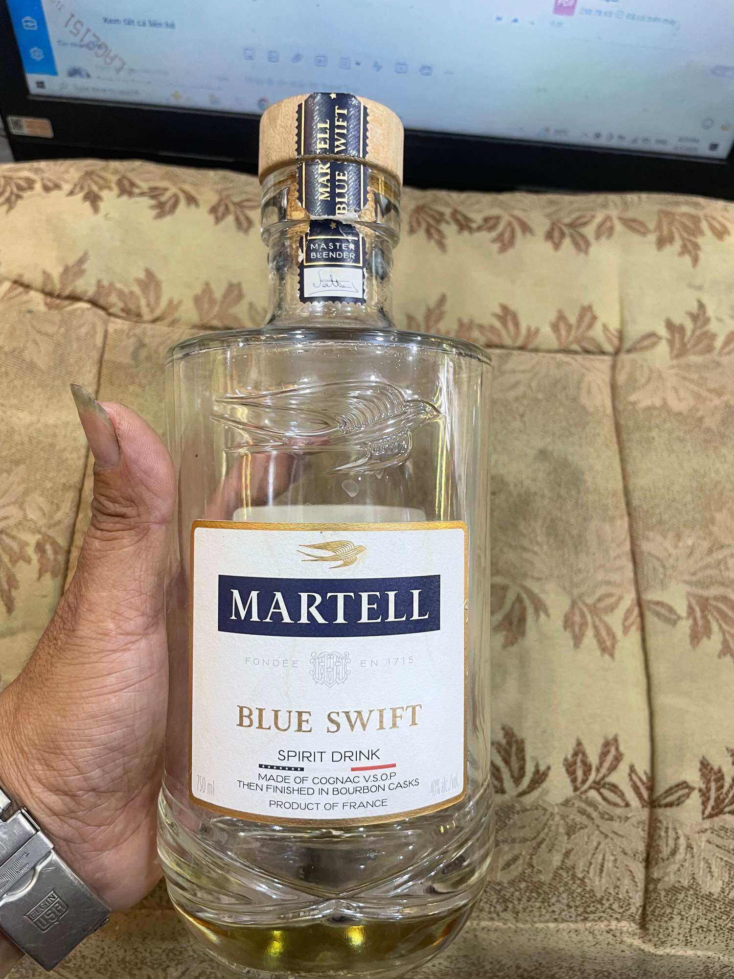 Martell Blue Swift rượu mạnh nhãn hiệu Pháp chai thủy tinh trong suốt nắp gỗ nhãn trắng xanh.