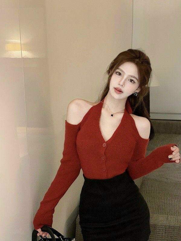 Áo kiểu rớt vai gài nút choker tết đỏ rực rỡ