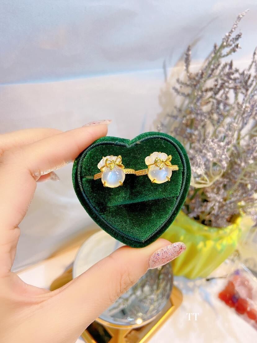Nhẫn đa phong thuỷ tự nhiên dáng túi tiền tài lộc đá moonstone bọc vàng tây đính kết đá