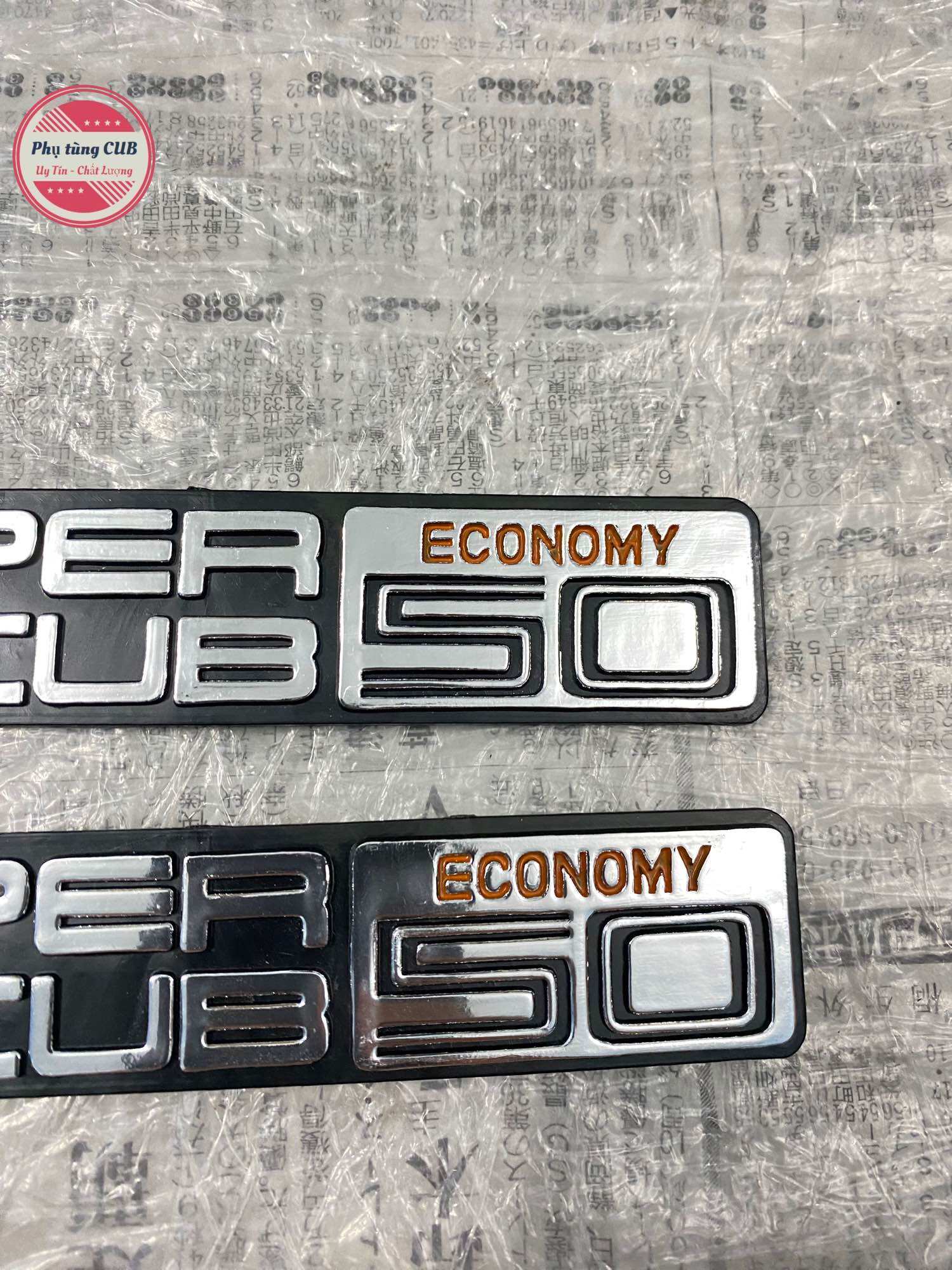 Cặp tem cốp nổi xe cub 82