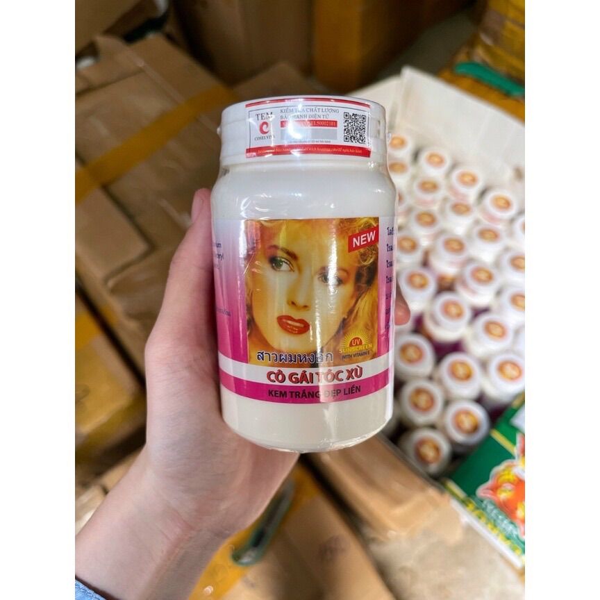 Kem kích trắng cô gái tóc xù