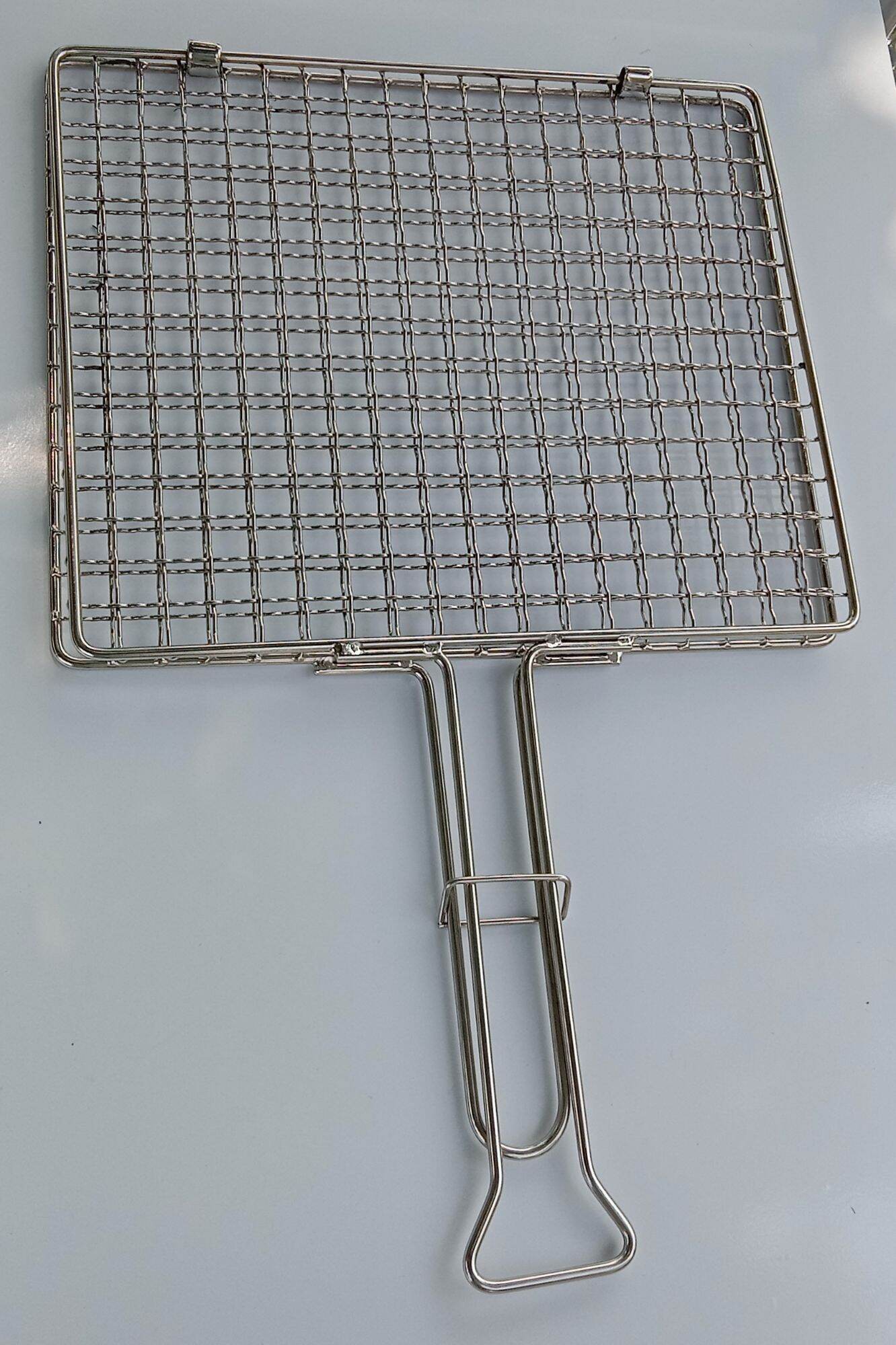 Vỉ nướng inox 304 không gỉ sét,dày dặn,an toàn.Kích thước 25x30cm,có 2 loại vỉ nướng chiếc và vỉ nướng kẹp đôi...