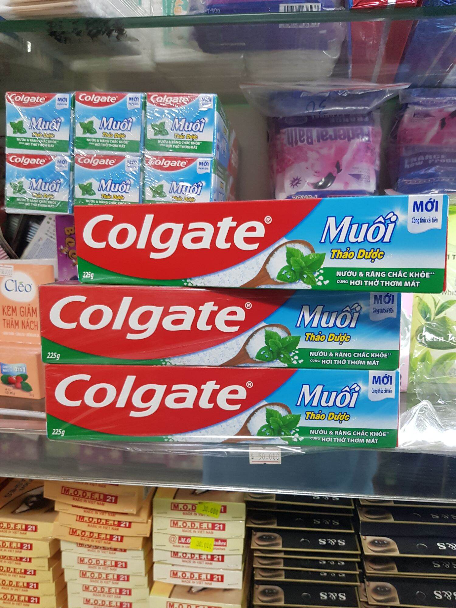 [HCM]KEM ĐÁNH RĂNG COLGATE MUỐI THẢO DƯỢC 225G