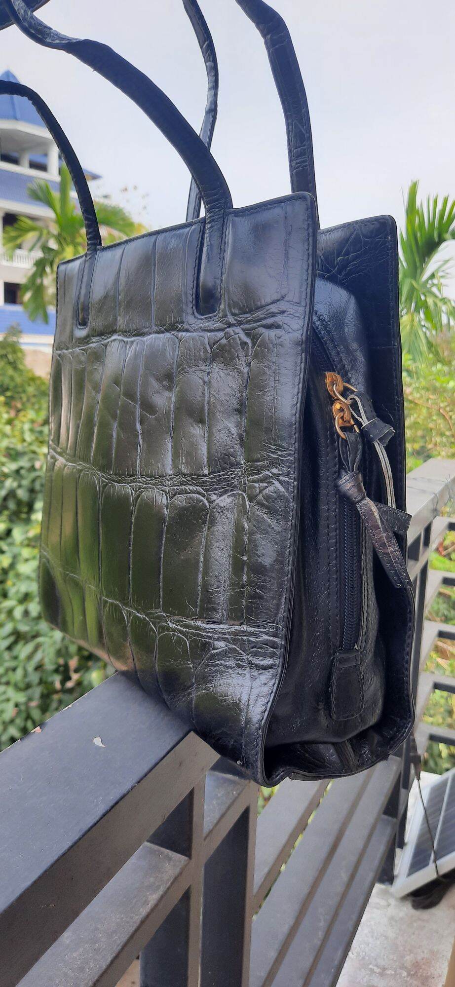 Túi da độc lạ Hiệu Bally