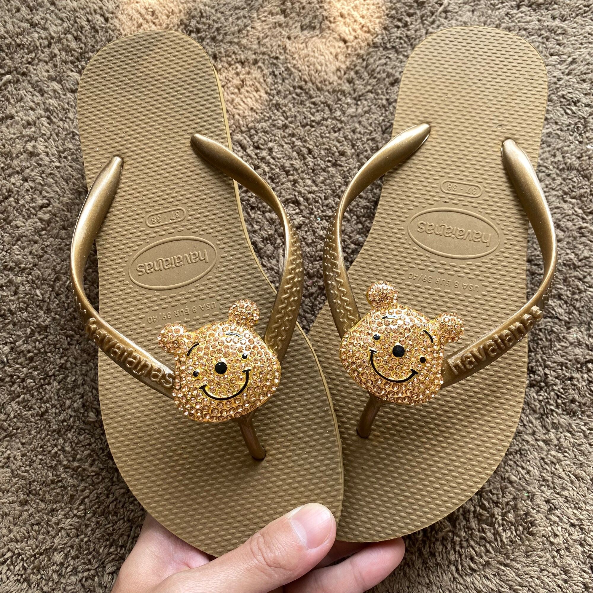 Dép xỏ ngón nữ chất liệu cao su gắn Charm Gấu Pooh