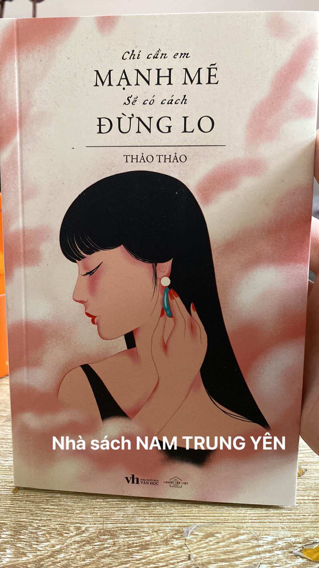 Sách tản văn - chỉ cần em mạnh mẽ sẽ có cách đừng lo - thảo thảo