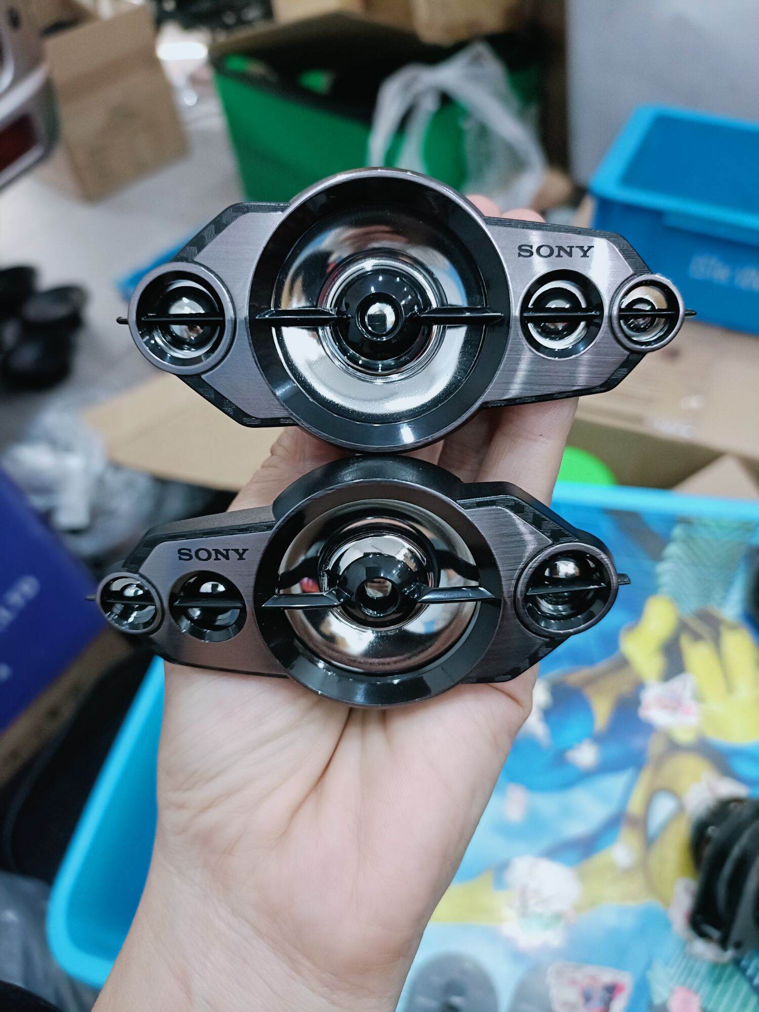 Lên cặp mid treb Son.y cánh dơi quá đẹp, màng nhôm, tiếng béng
1 loa gồm 1 treb chính và 3 treb phụ 2 bên
Kích thước 9.4cm, 4.6cm

e tặng kèm viên tụ 3.3uf và 4.7uf cho anh em tăng giảm lượng mid treb theo ý muốn