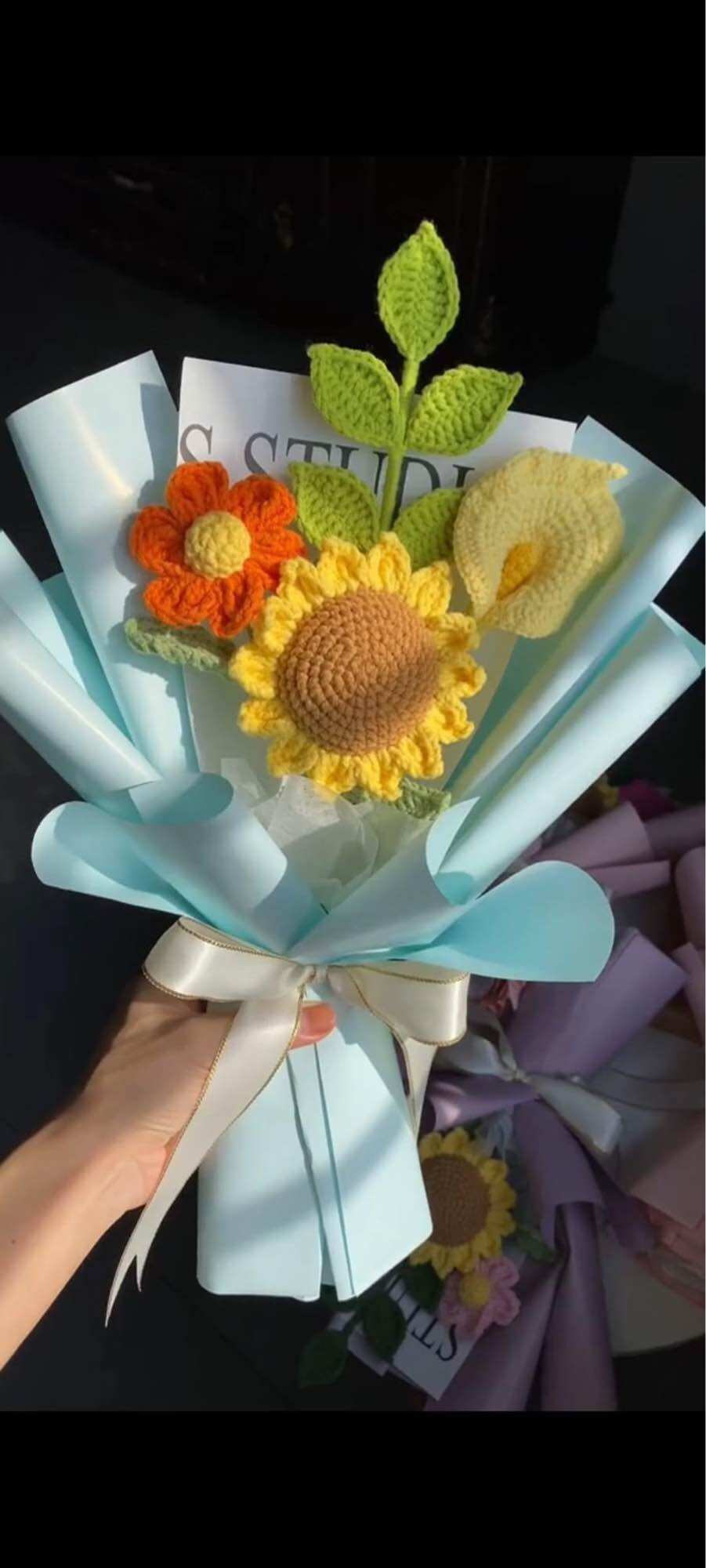 Bó hoa bằng len hoa len handmade làm quà tặng tốt nghiệp decor xinh