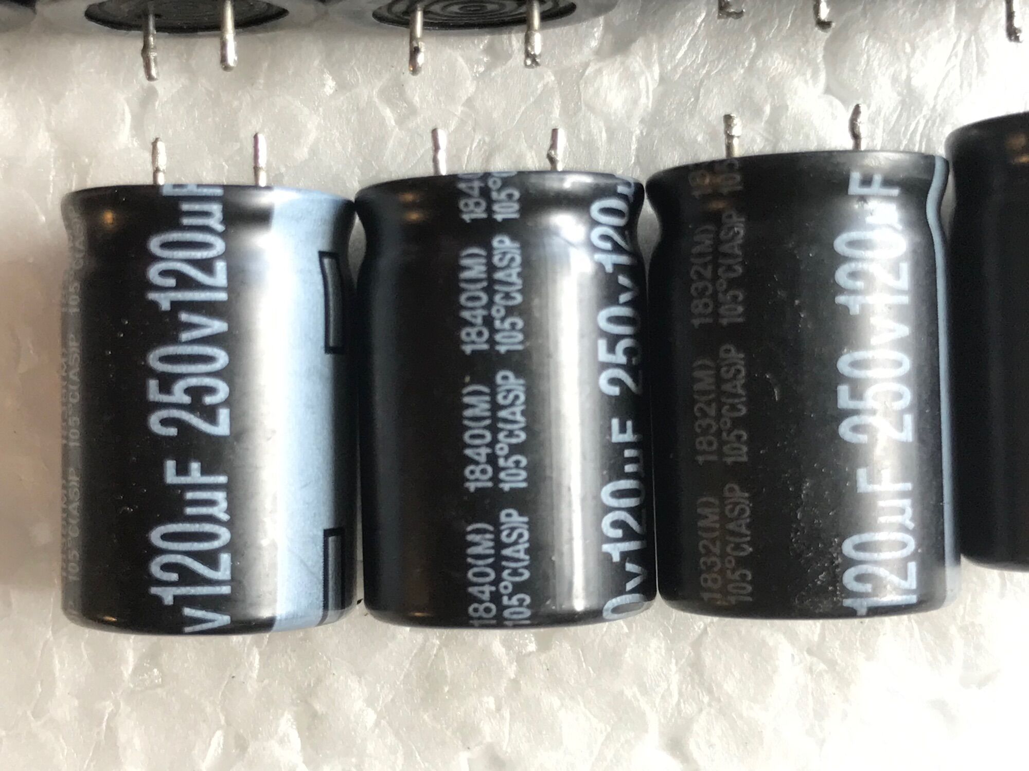10 c Tụ hoá 120 uf 250 v (conbo 10 con)