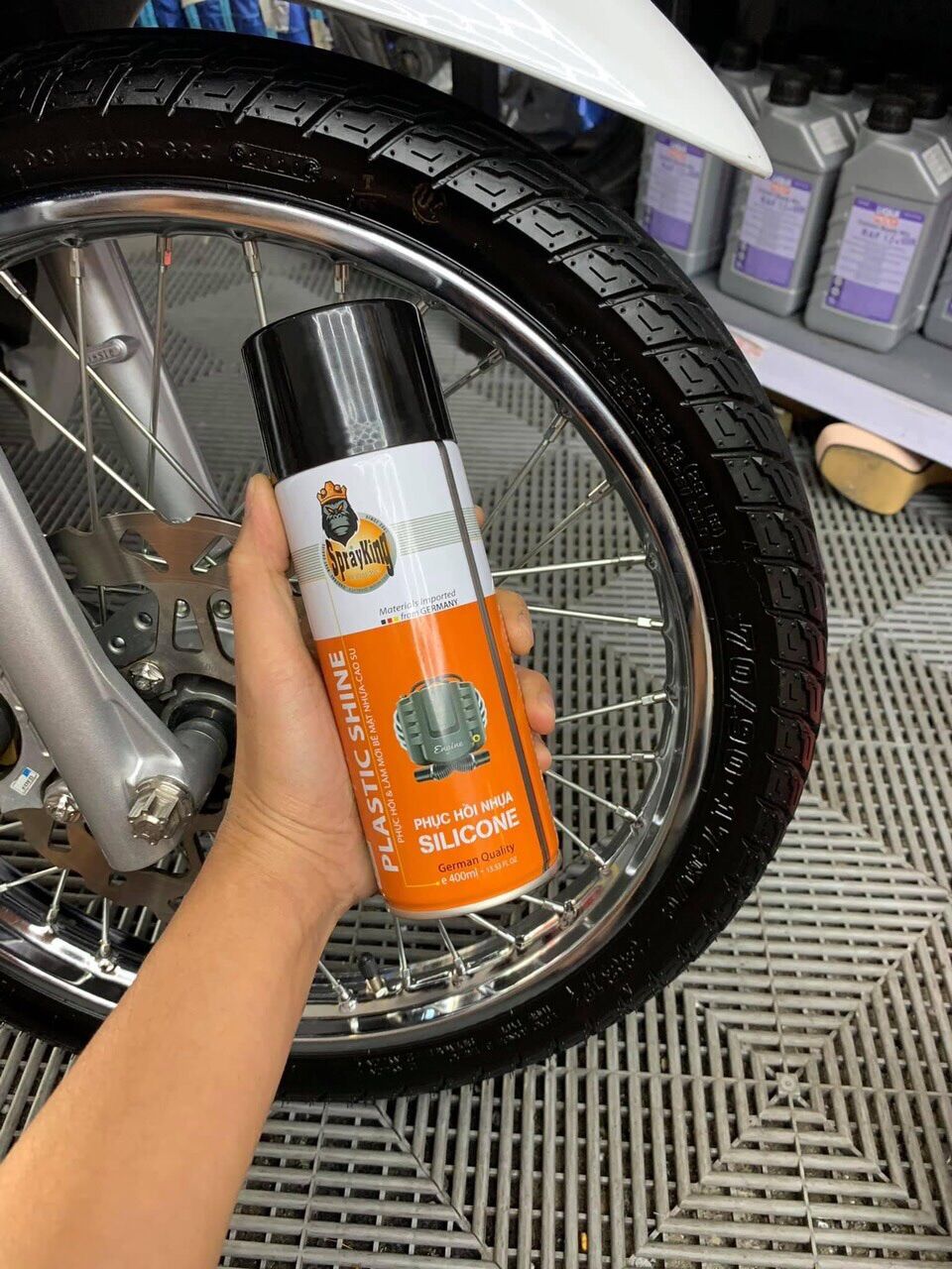 Chai xịt làm bóng nhựa nhám Sprayking 400ml