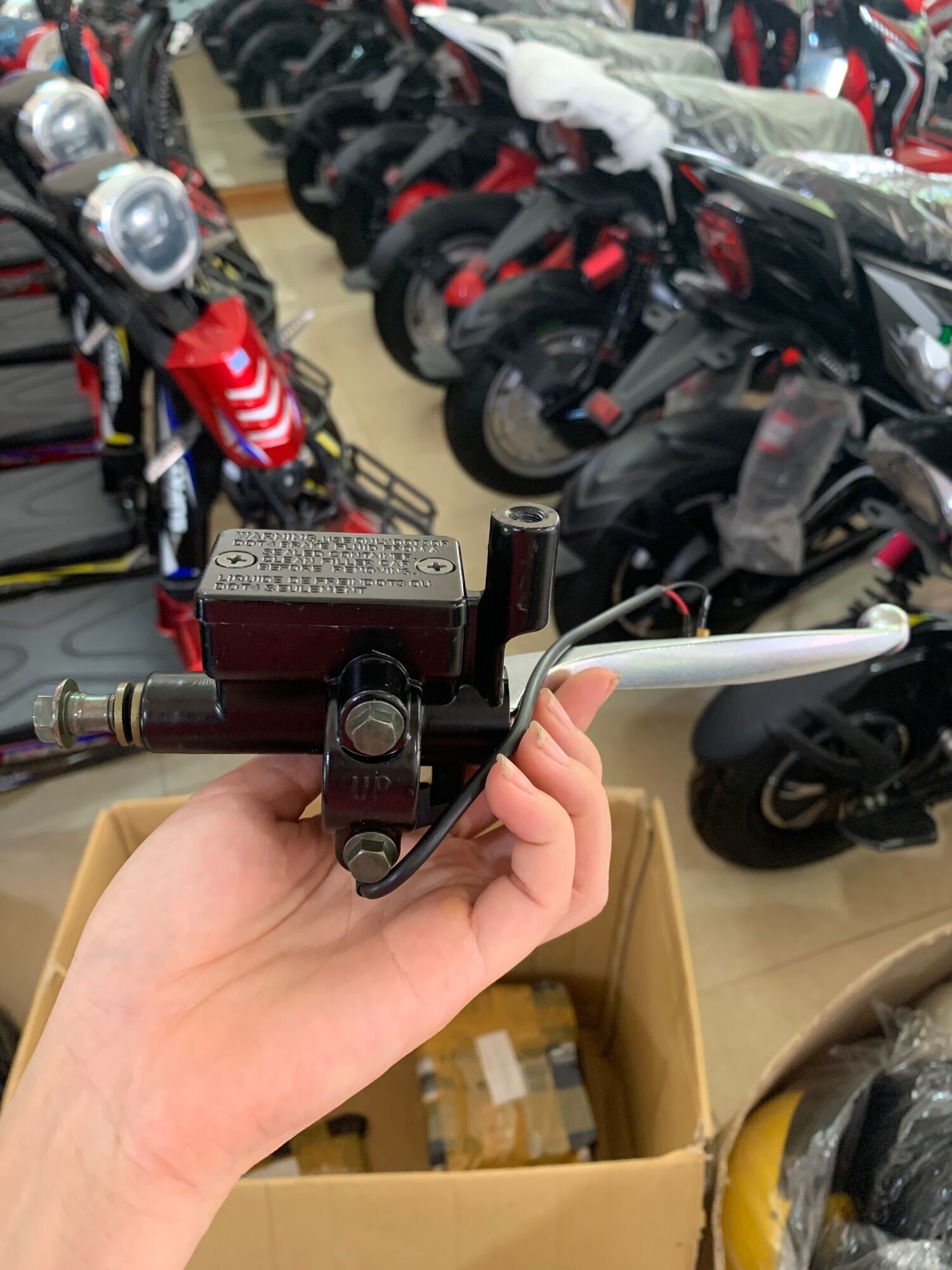Củ dầu phanh  trên xe điện Vespa