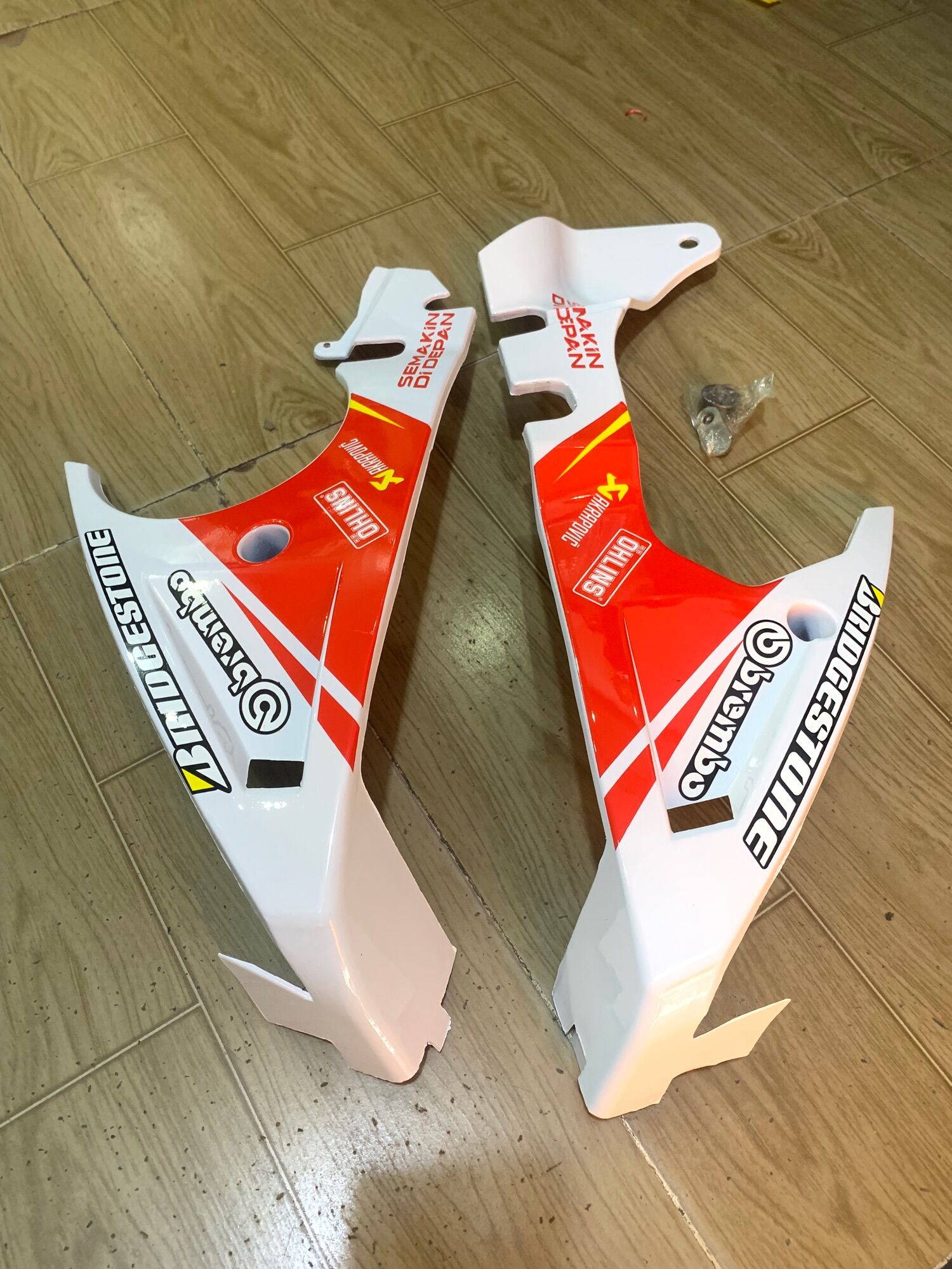 mỏ cày gắn xe exciter 150 màu trắng tem đỏ