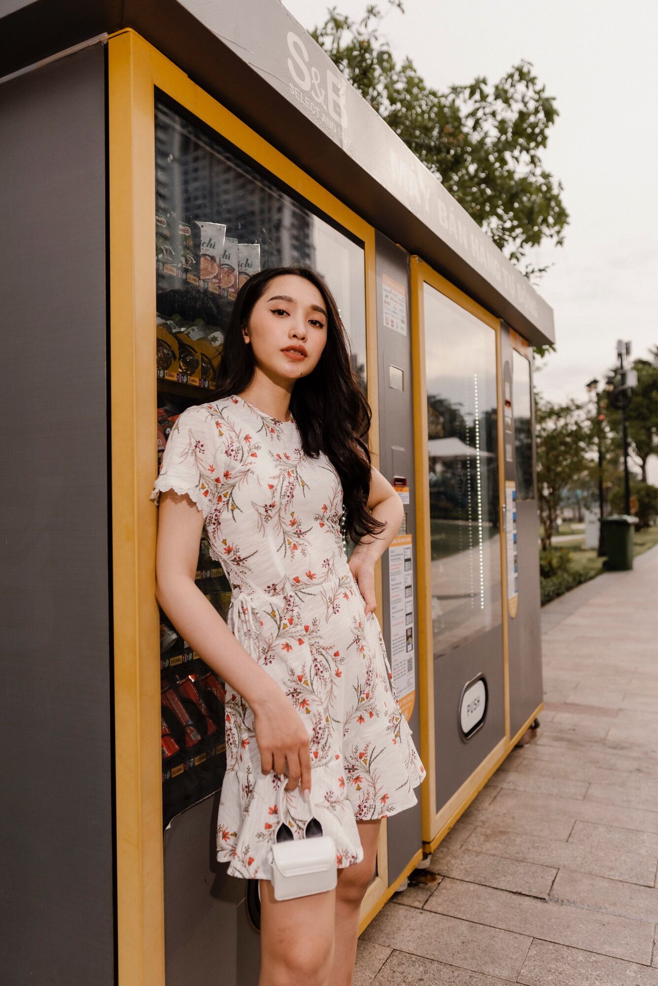 Đầm dạo phố hoa nhí cut out lưng thời trang nữ tính LACHARME