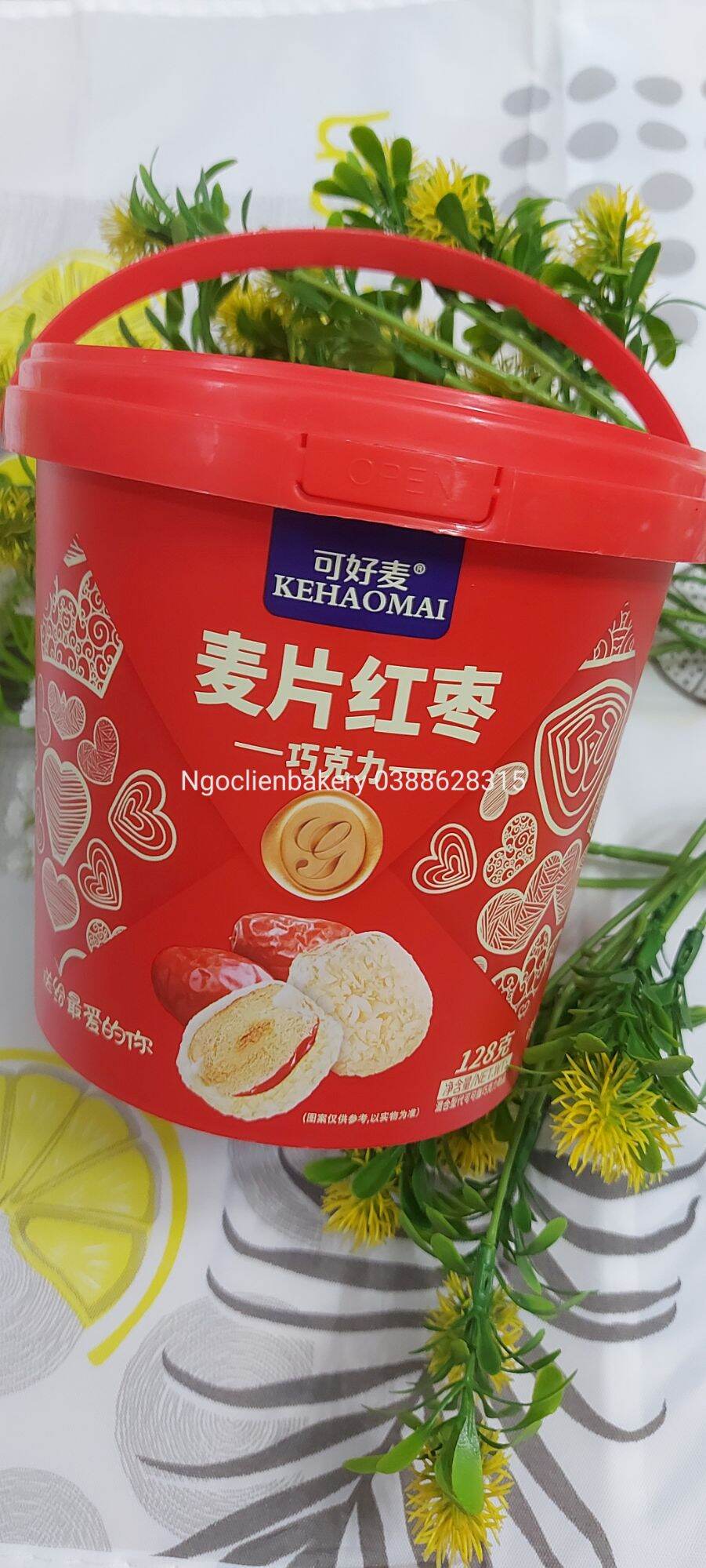 Một xô bánh/ kẹo sô cô la nhân kem phomai tan chảy WOW Hongkong xô màu xanh 118g