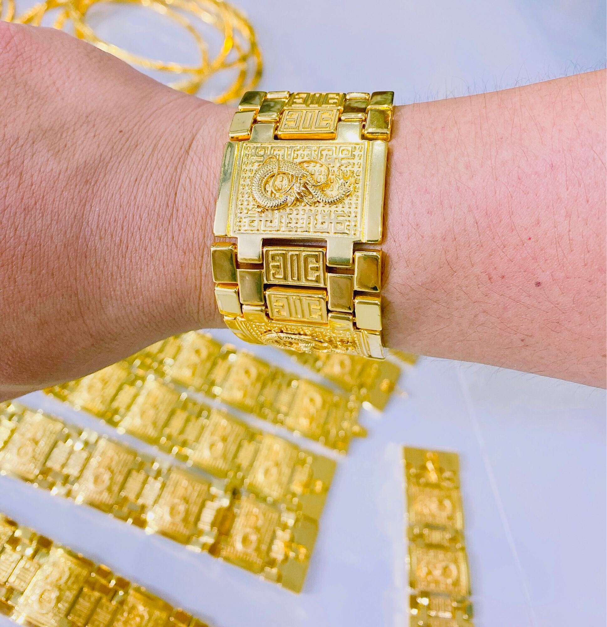 Lắc tay vàng 9999 sẽ khiến bạn cảm thấy tự tin và quý phái. Vàng 9999 vẫn là một trong những loại vàng đắt giá nhất và được yêu thích nhất trên thị trường. Năm 2024 này, hãy tậu ngay một chiếc lắc tay vàng 9999 để tăng thêm sự sang trọng cho phong cách của bạn.