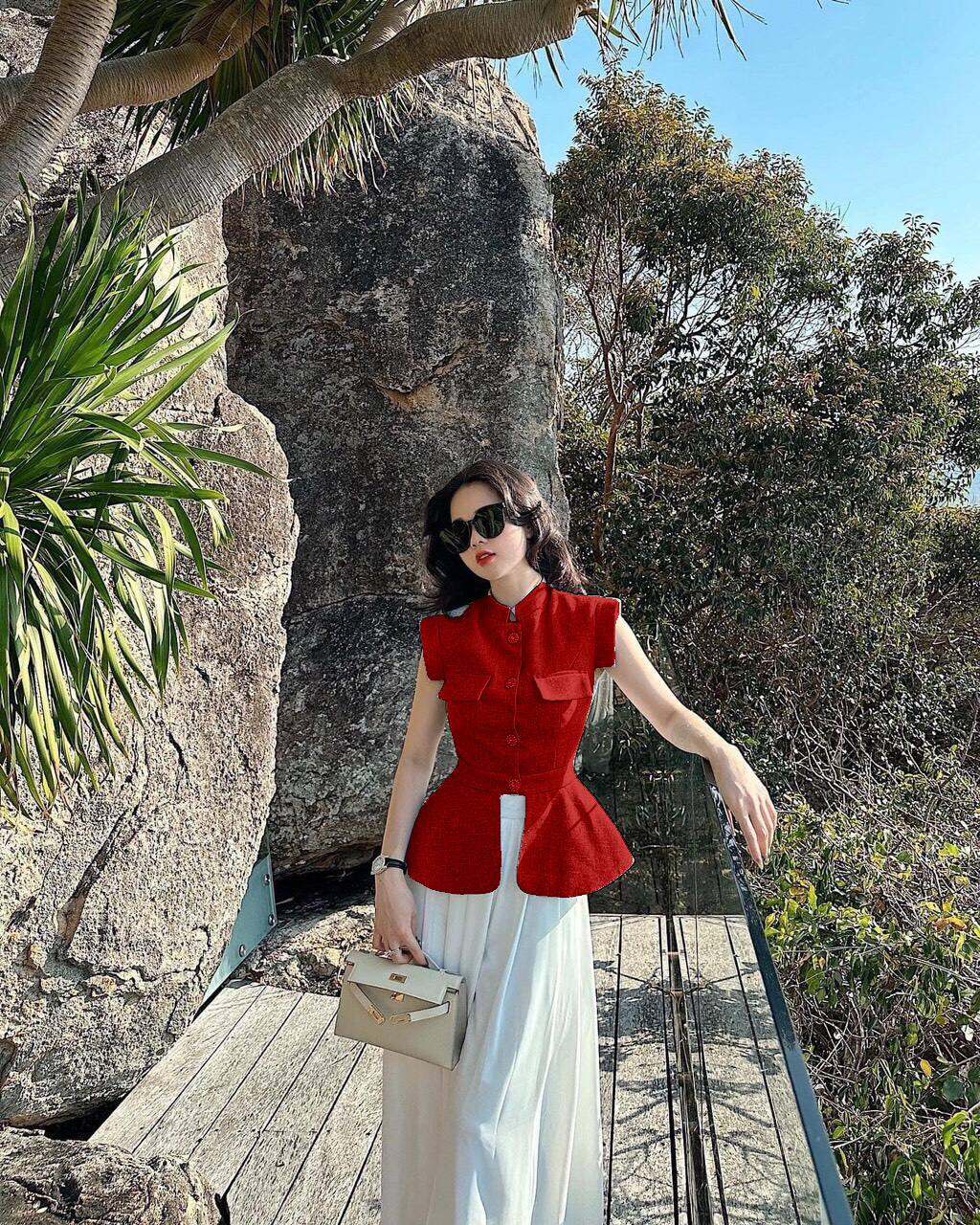 Sét áo peplum đỏ kèm quần suông trắng