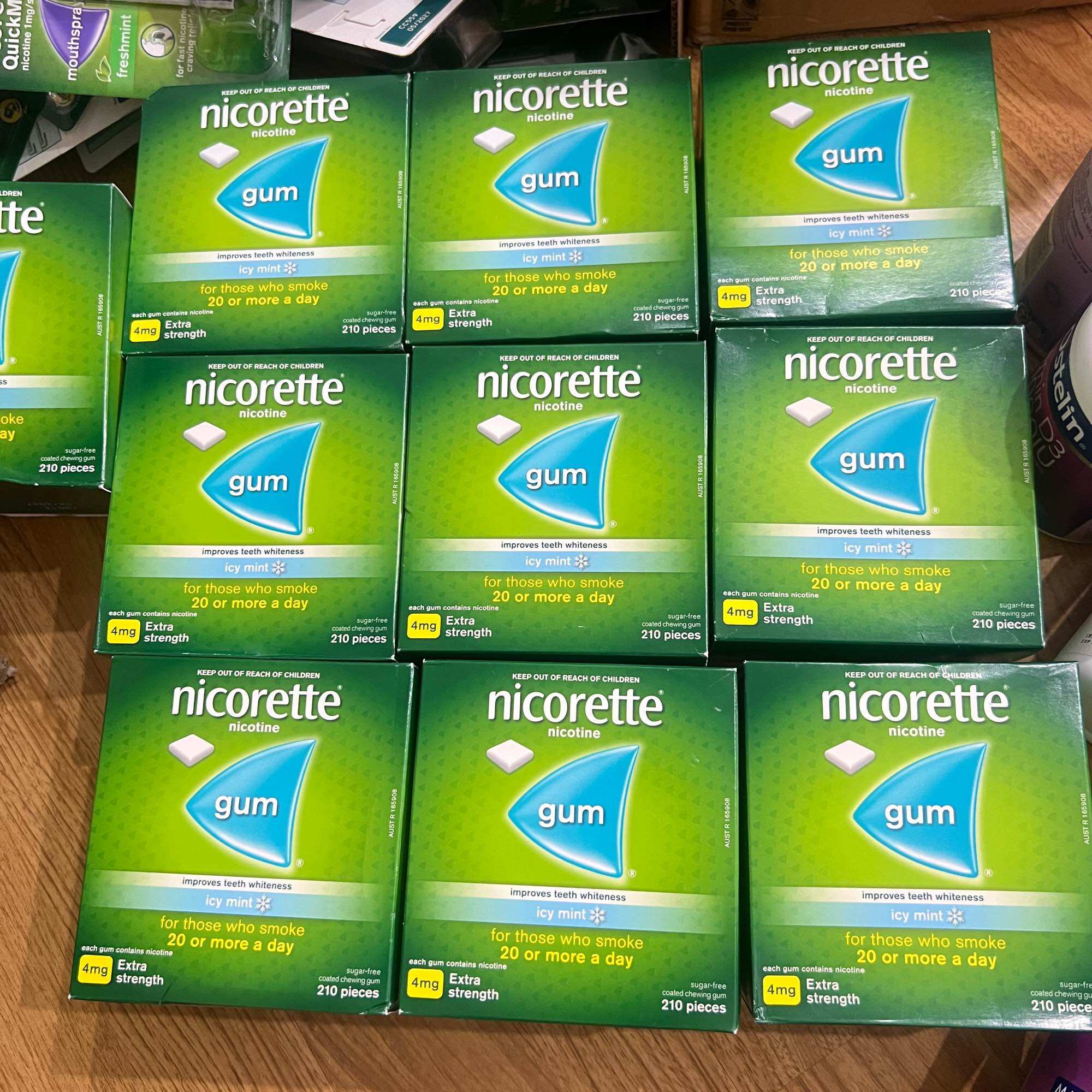 Kẹo cao su Nicorette hộp 75 ,150, 210 viên bạc hà